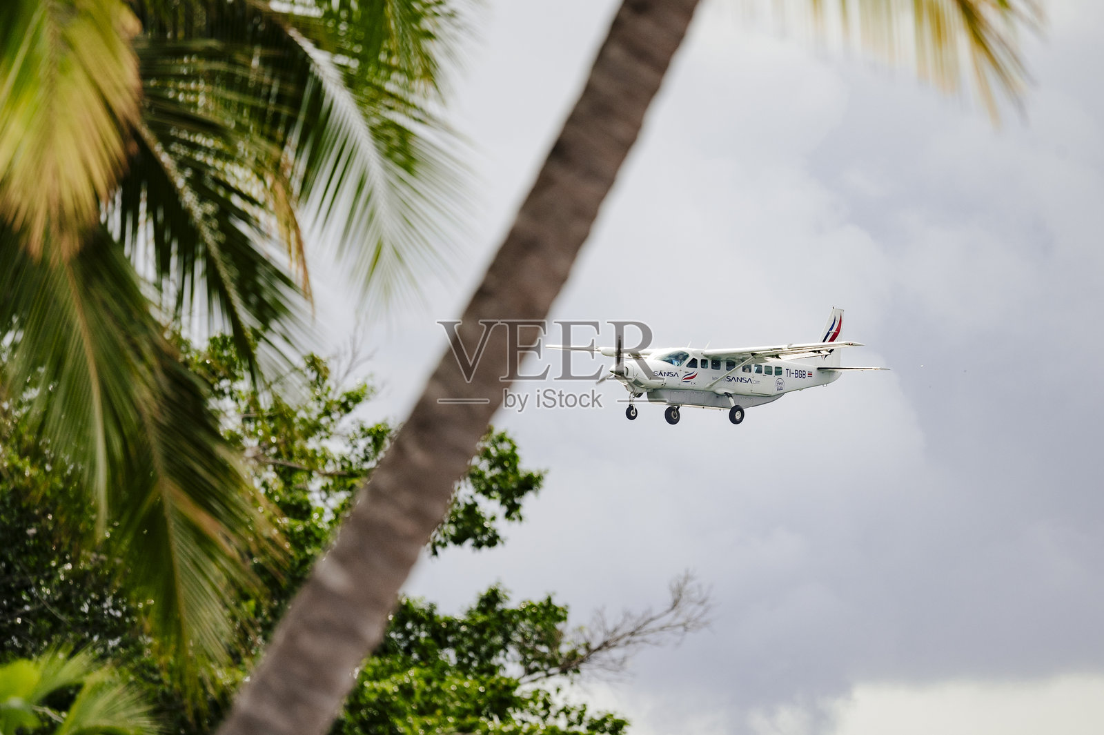在哥斯达黎加降落的飞机照片摄影图片