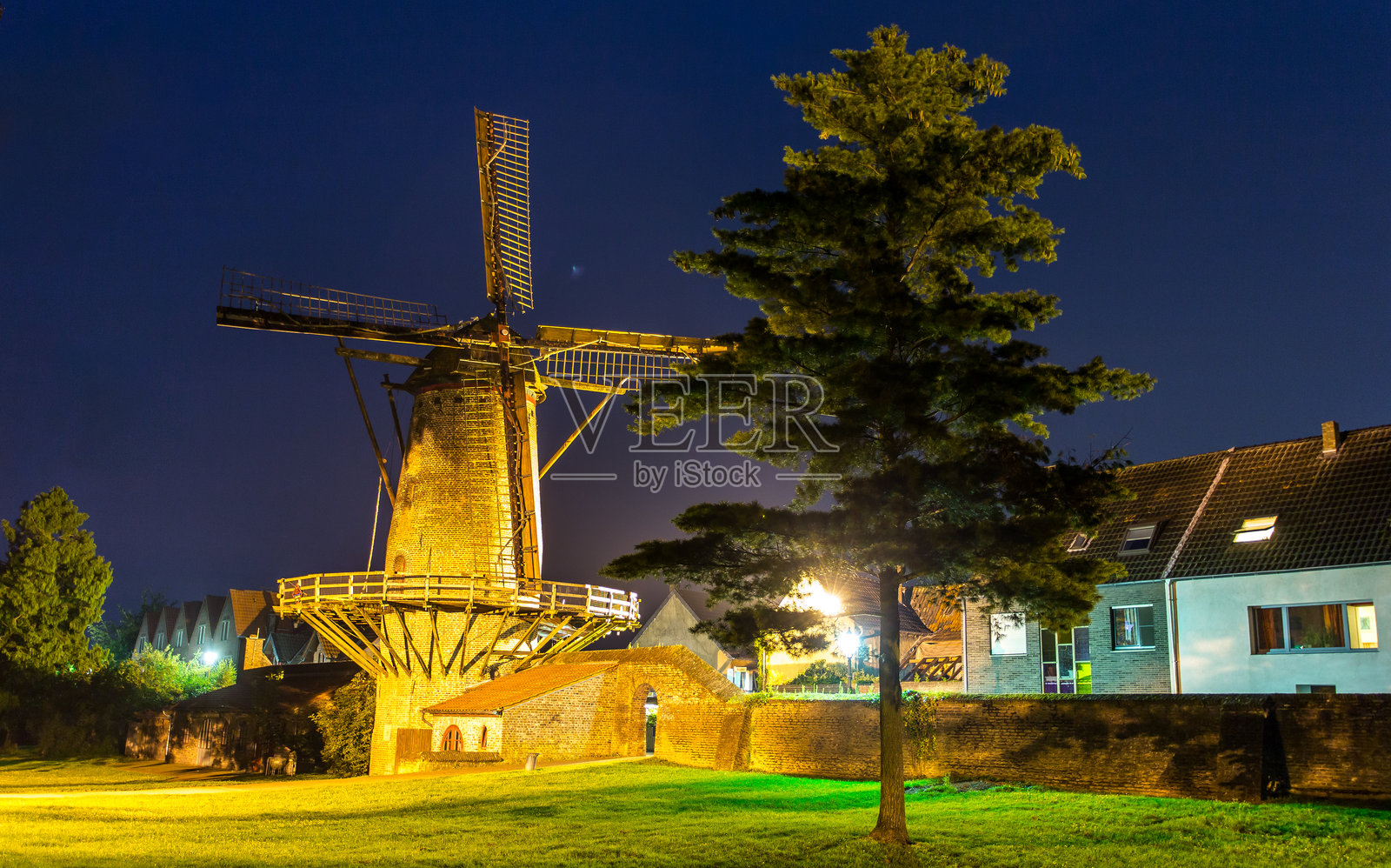 夜晚的赞滕风车照片摄影图片
