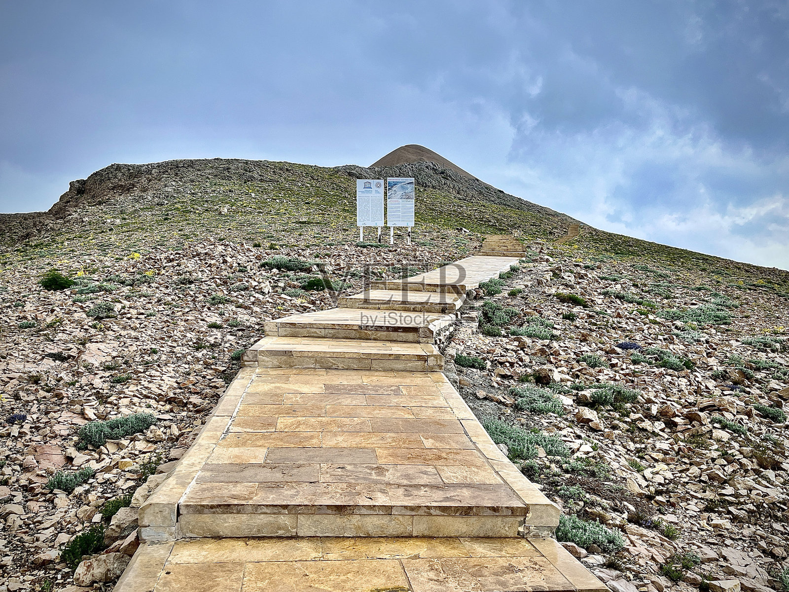 通往山顶的阶梯照片摄影图片