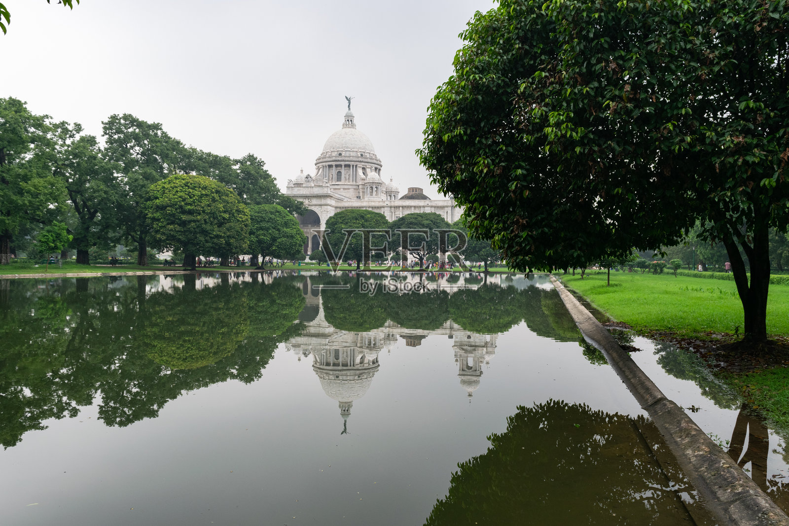 加尔各答阴云密布的日子,维多利亚纪念堂倒映在水池中照片摄影图片