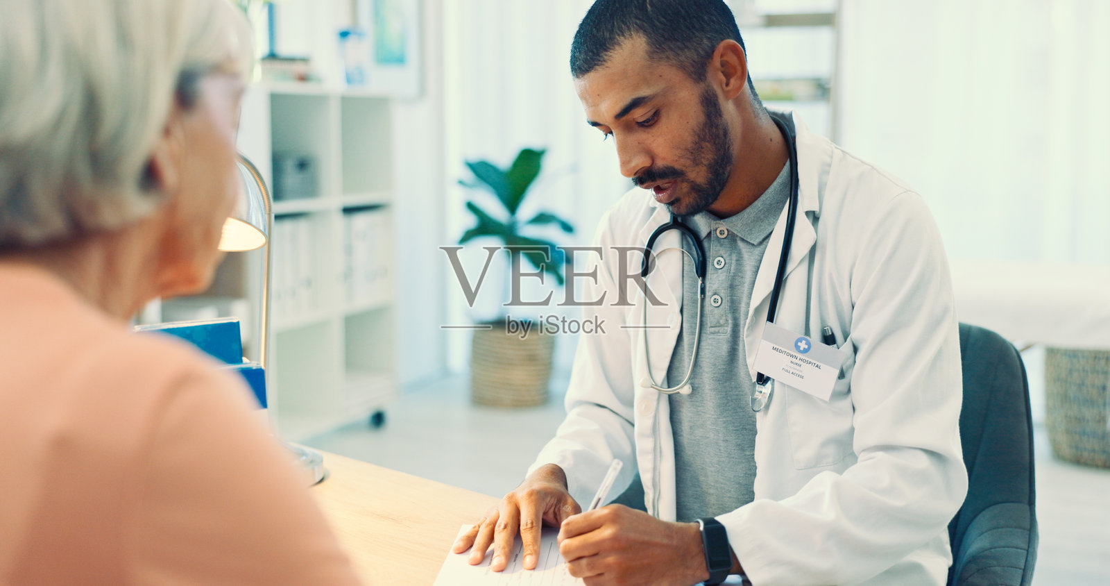 医生、咨询和医疗报告,涉及医疗保健、健康和医院与患者。咨询、心脏病学和老年健康检查在诊所办公室进行,包含保险和结果以及建议。照片摄影图片