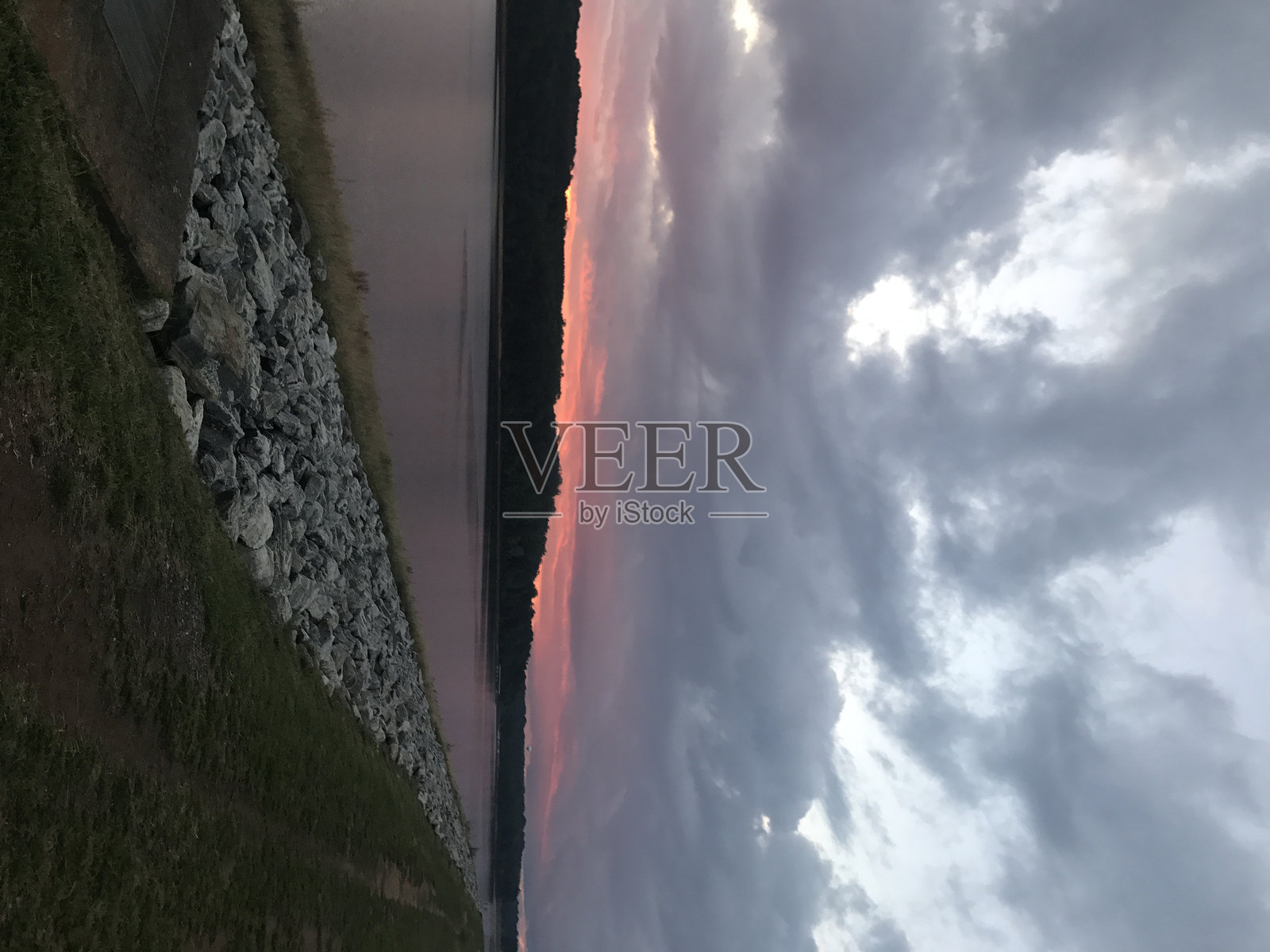 湖面上的日落照片摄影图片