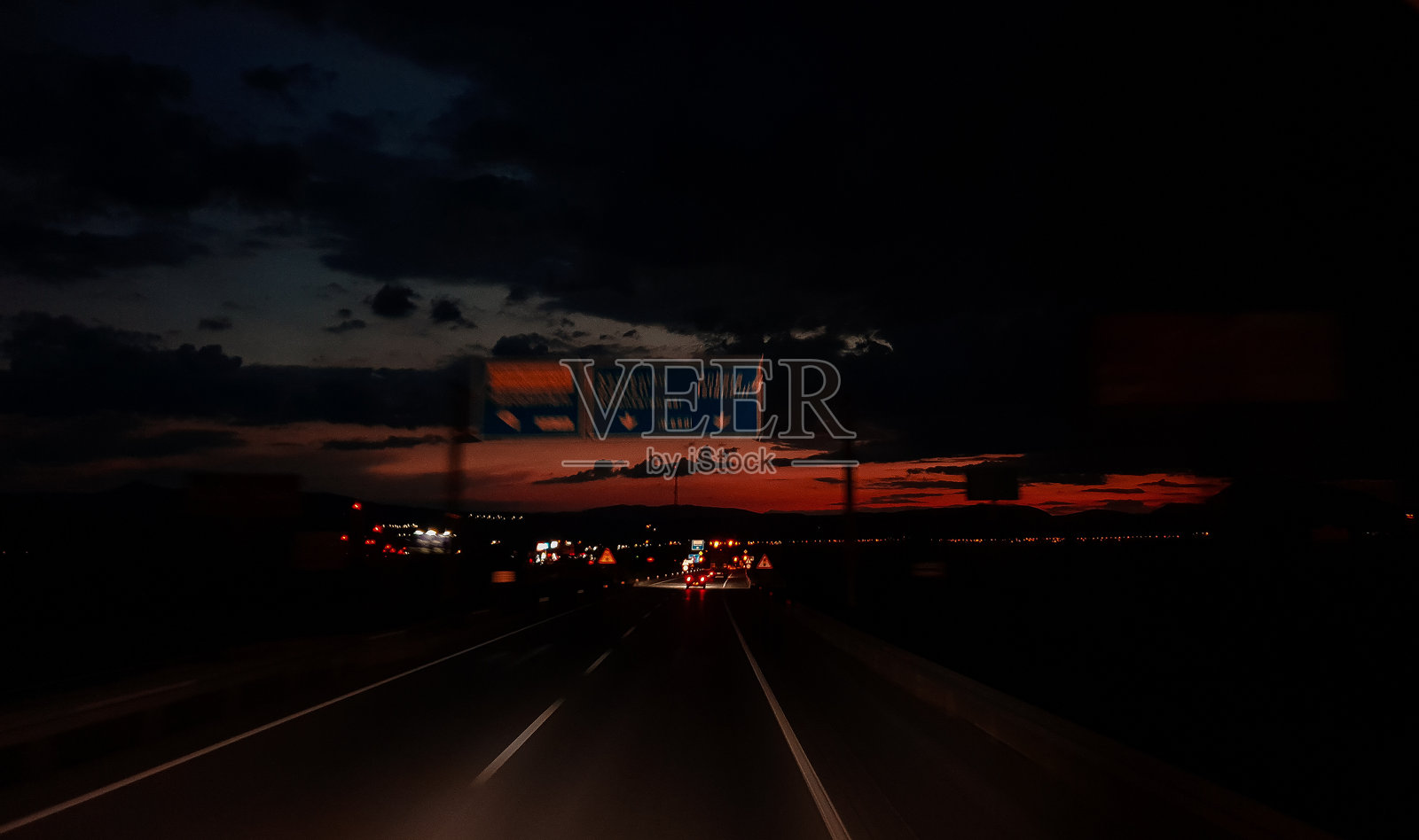 骑向夕阳照片摄影图片