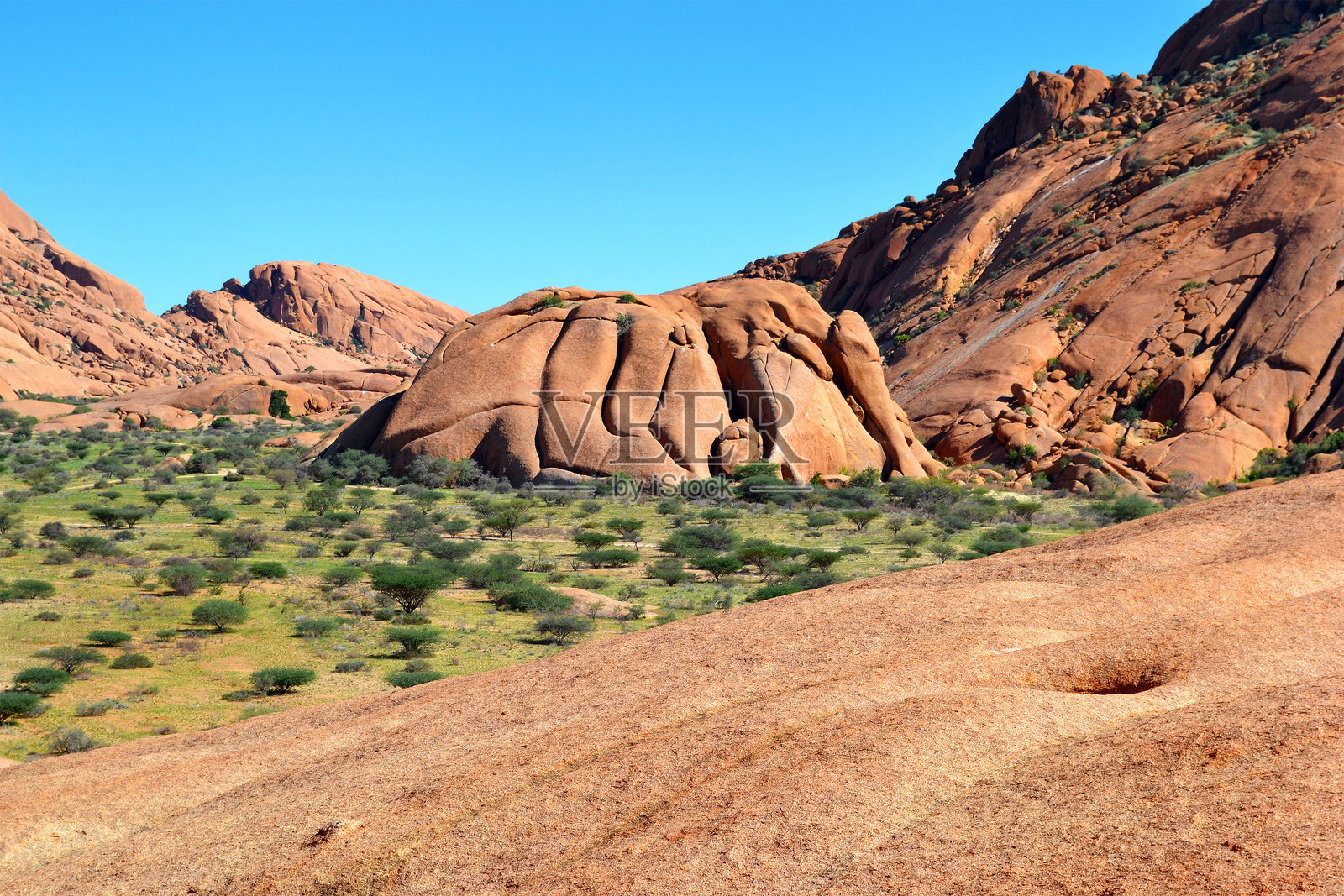 纳米比亚达马拉兰的斯皮茨科普地区,拥有美丽的岩石 formations 和拱门照片摄影图片