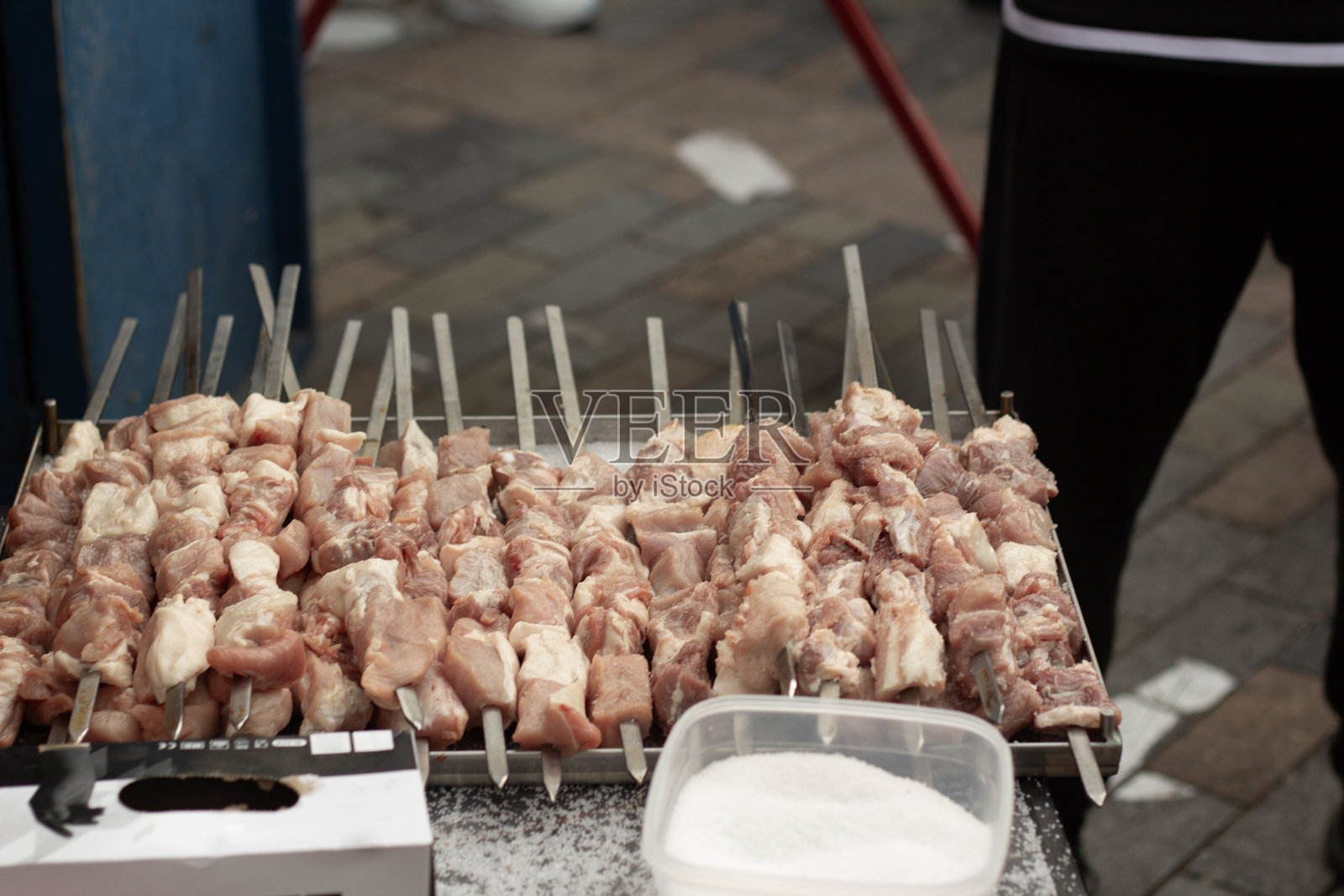 生肉。烧烤摊上的烤肉串。厨师照片摄影图片