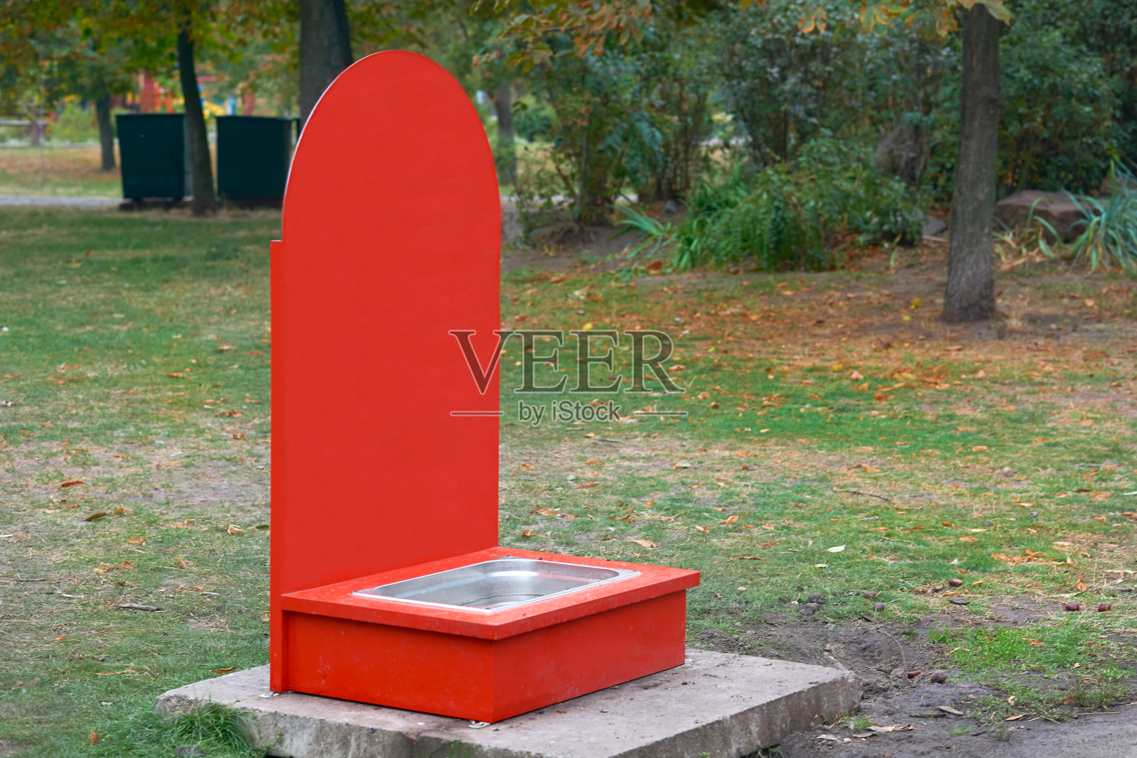 城市公园里的动物和鸟类饮水碗照片摄影图片