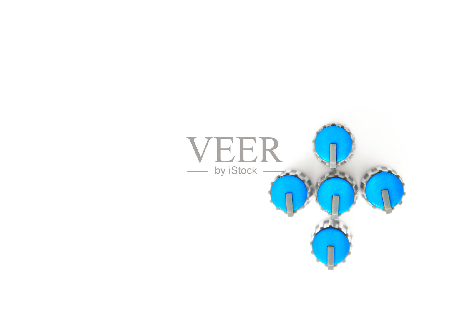 混音器和放大器的音量和频率调节按钮和电位器照片摄影图片