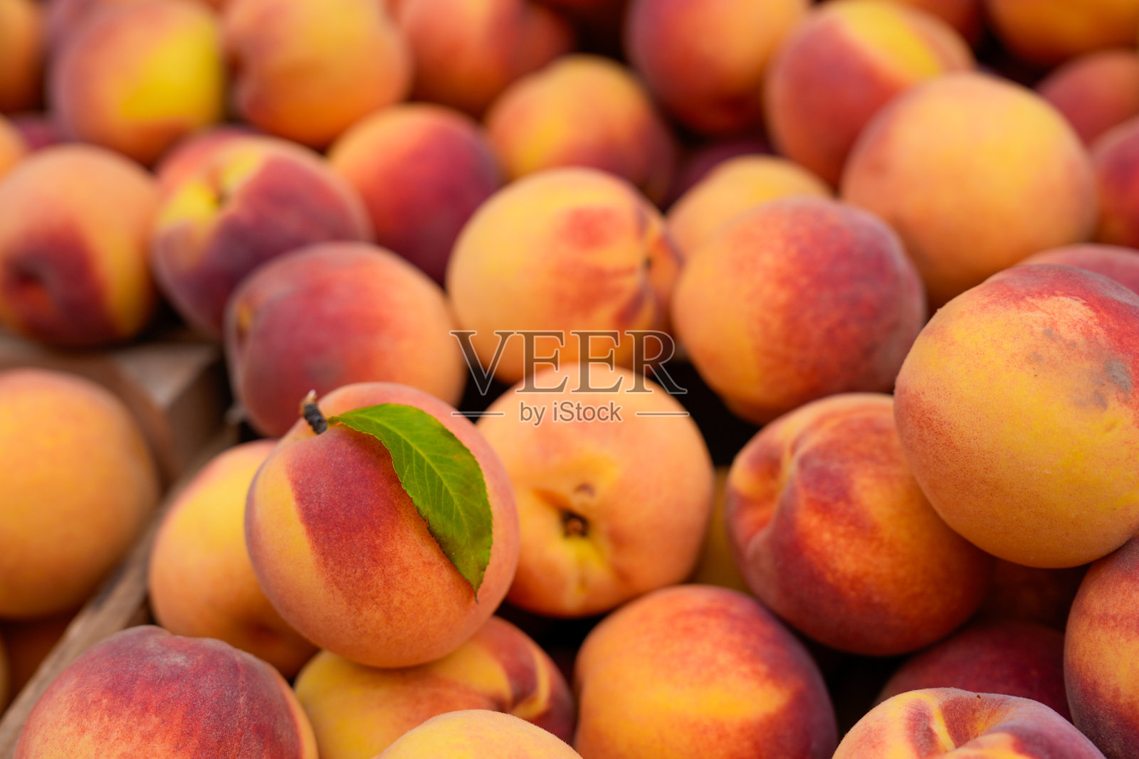 农贸市场的桃子照片摄影图片