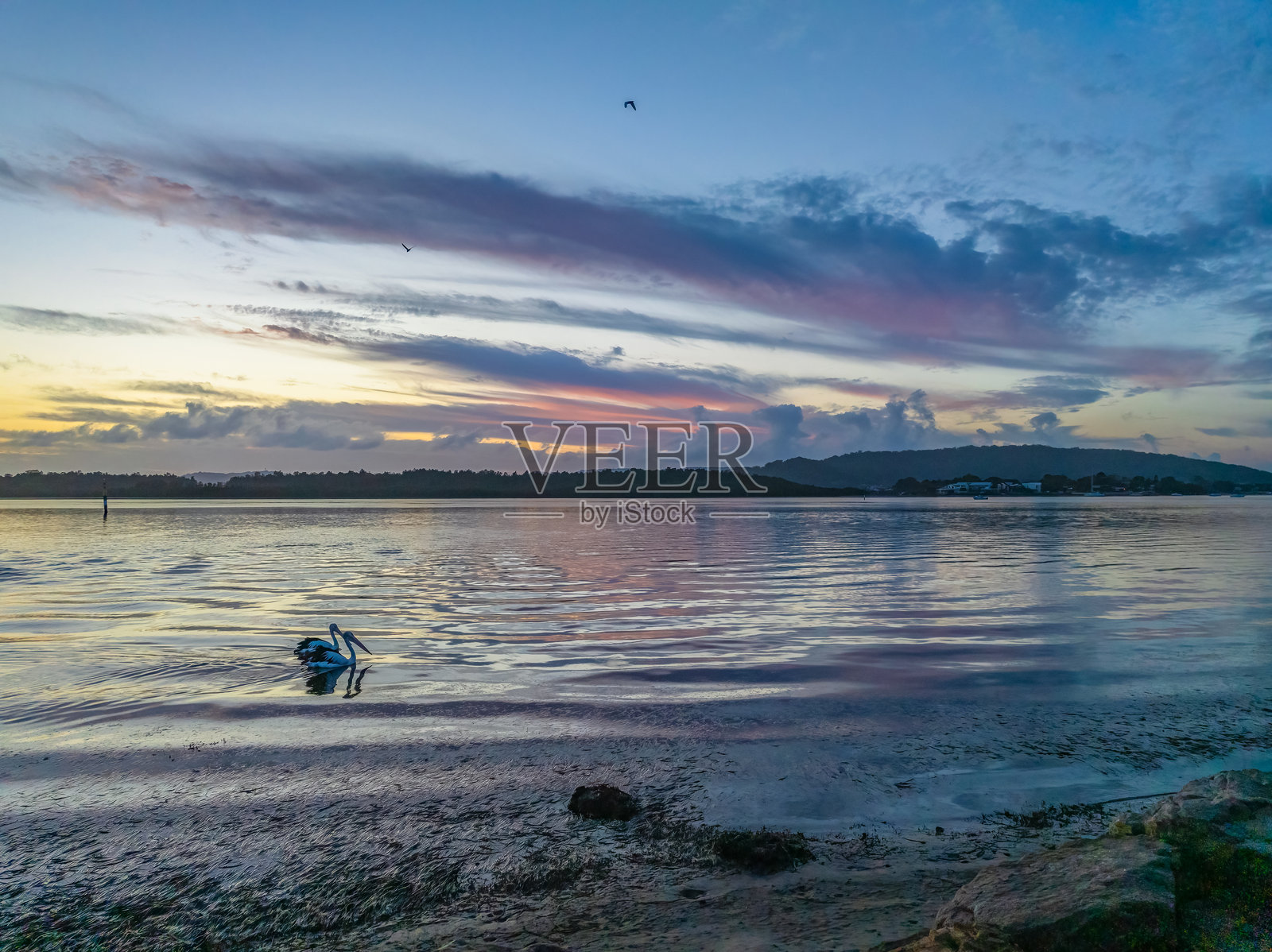 日出、云彩、蓝天和水——完美的一天照片摄影图片