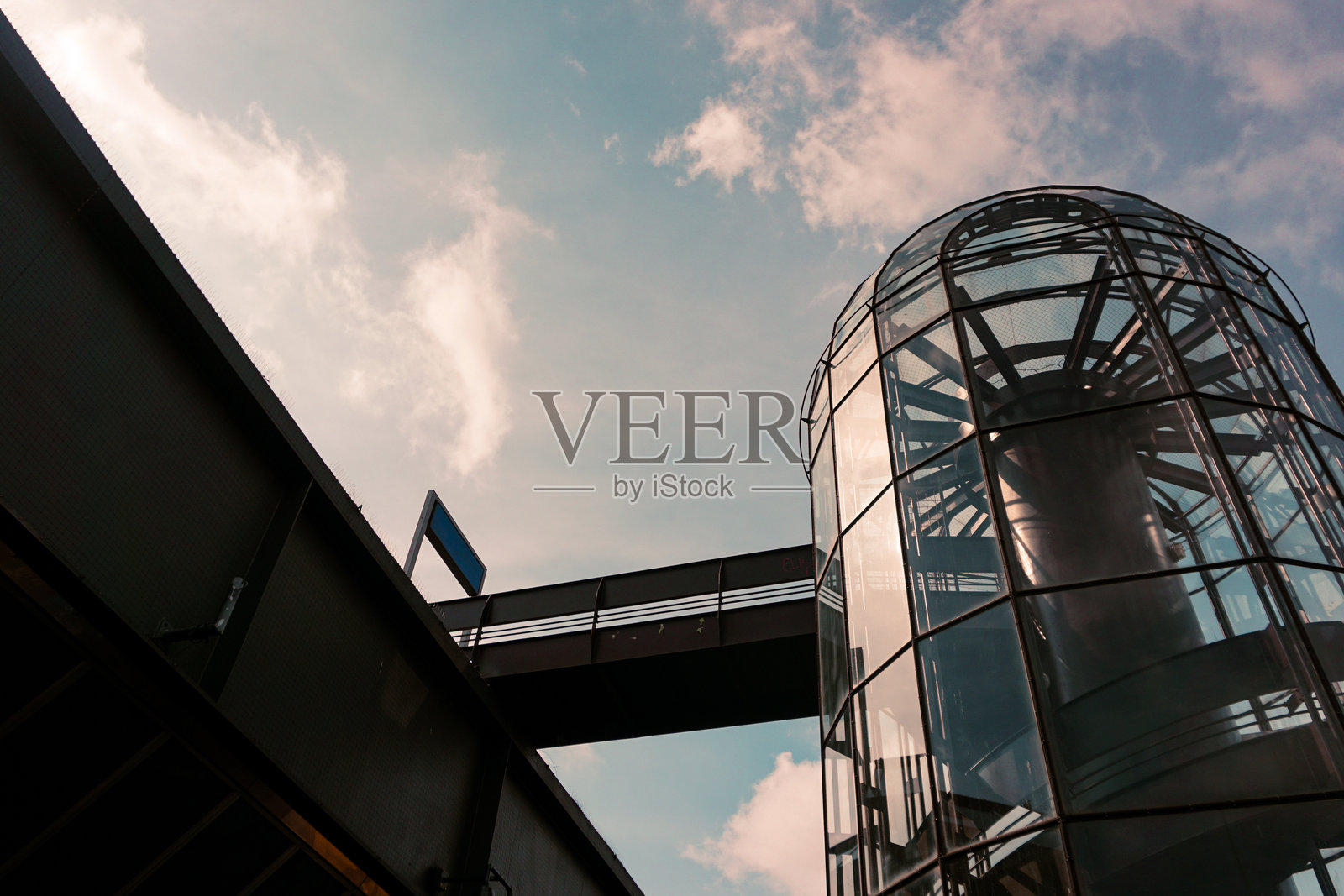 低角度视图的建筑与天空相映成趣照片摄影图片