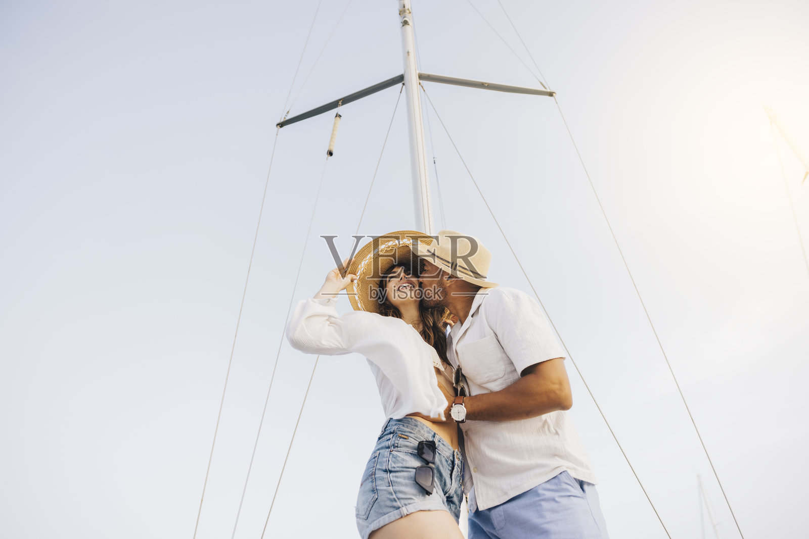 快乐的情侣在帆船上享受浪漫的一天照片摄影图片