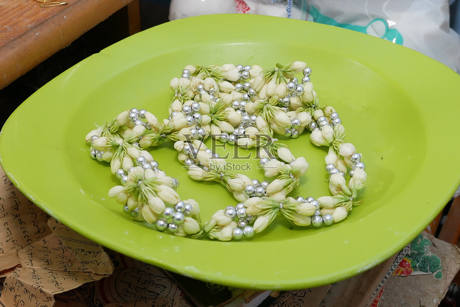 绿盘上的茉莉花项链特写照片照片摄影图片