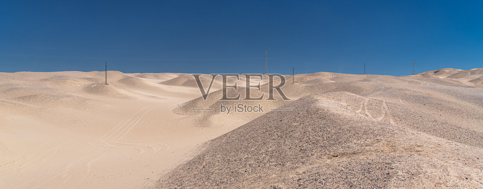 青海-新疆公路沿线的荒凉土地上的沙丘与山丘照片摄影图片