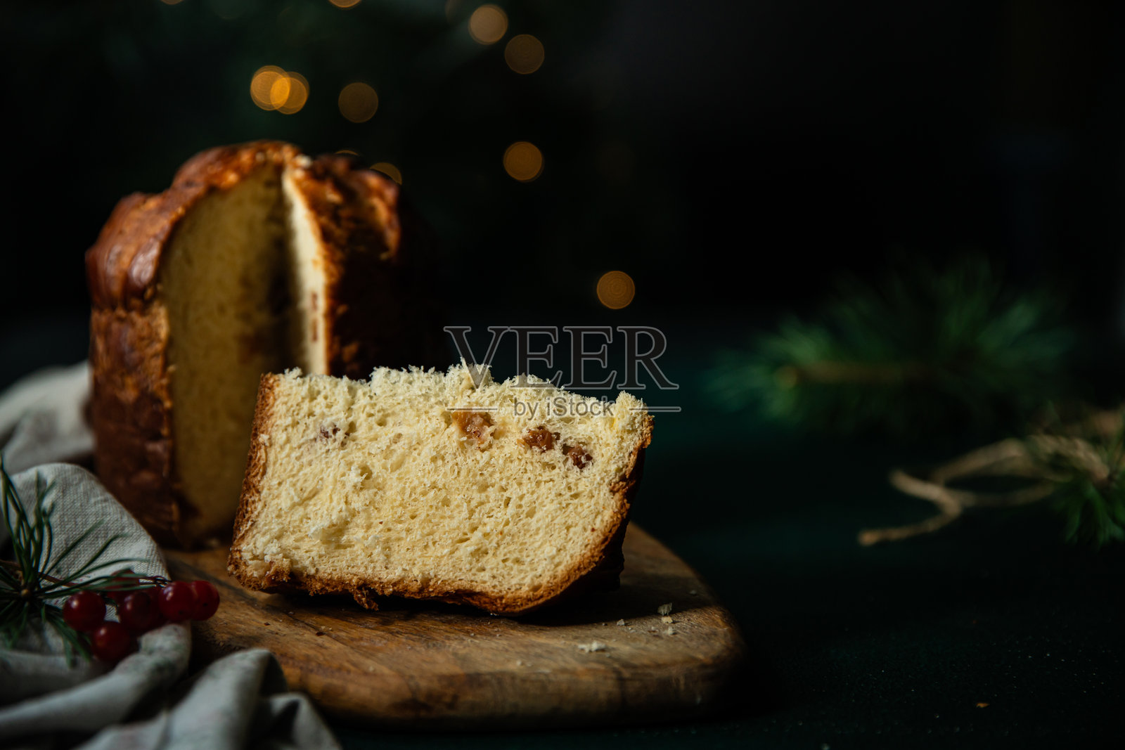 切片的自制意大利圣诞潘纳托尼。照片摄影图片