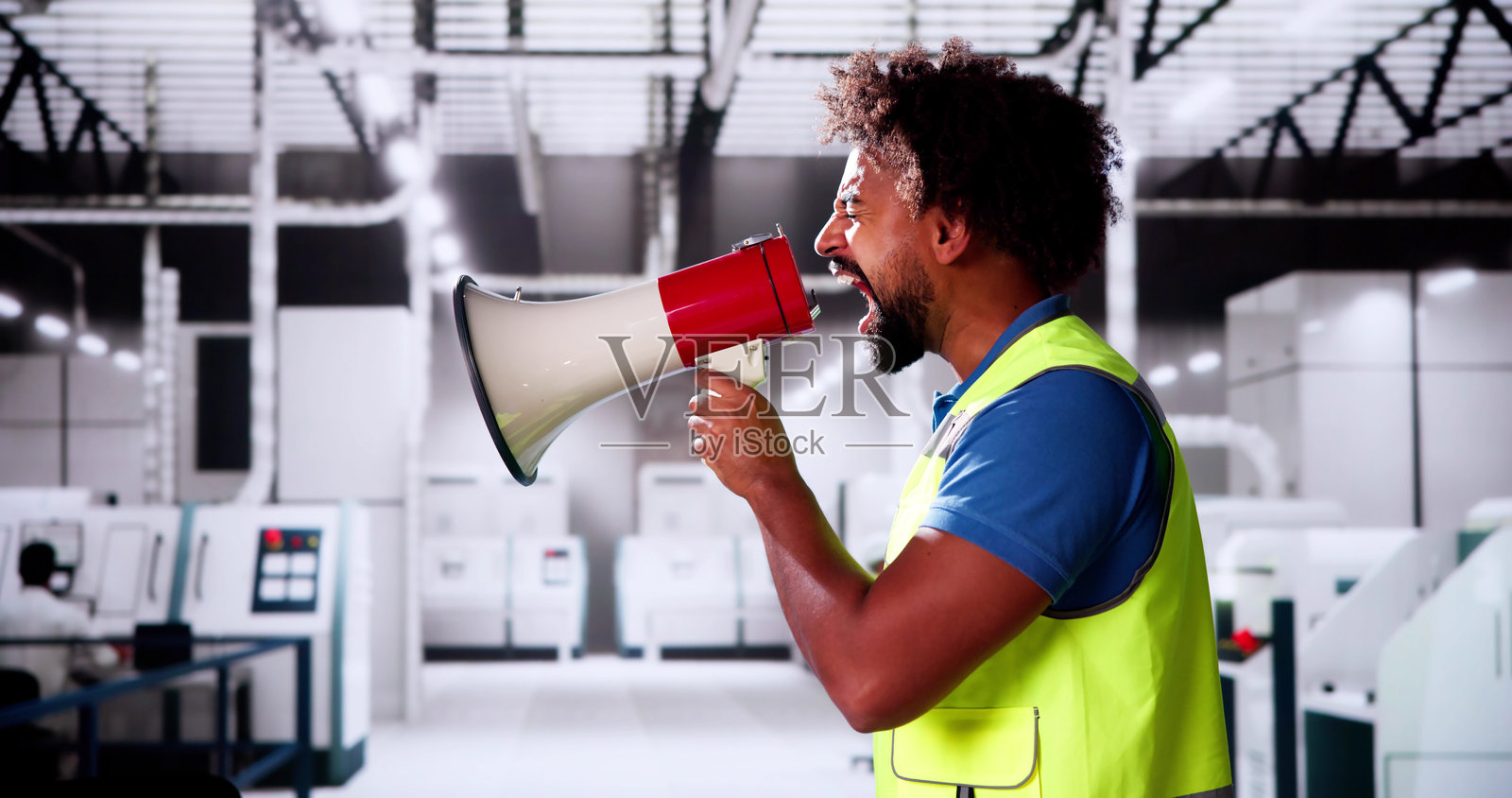 非洲演讲者用扩音器宣布新闻照片摄影图片