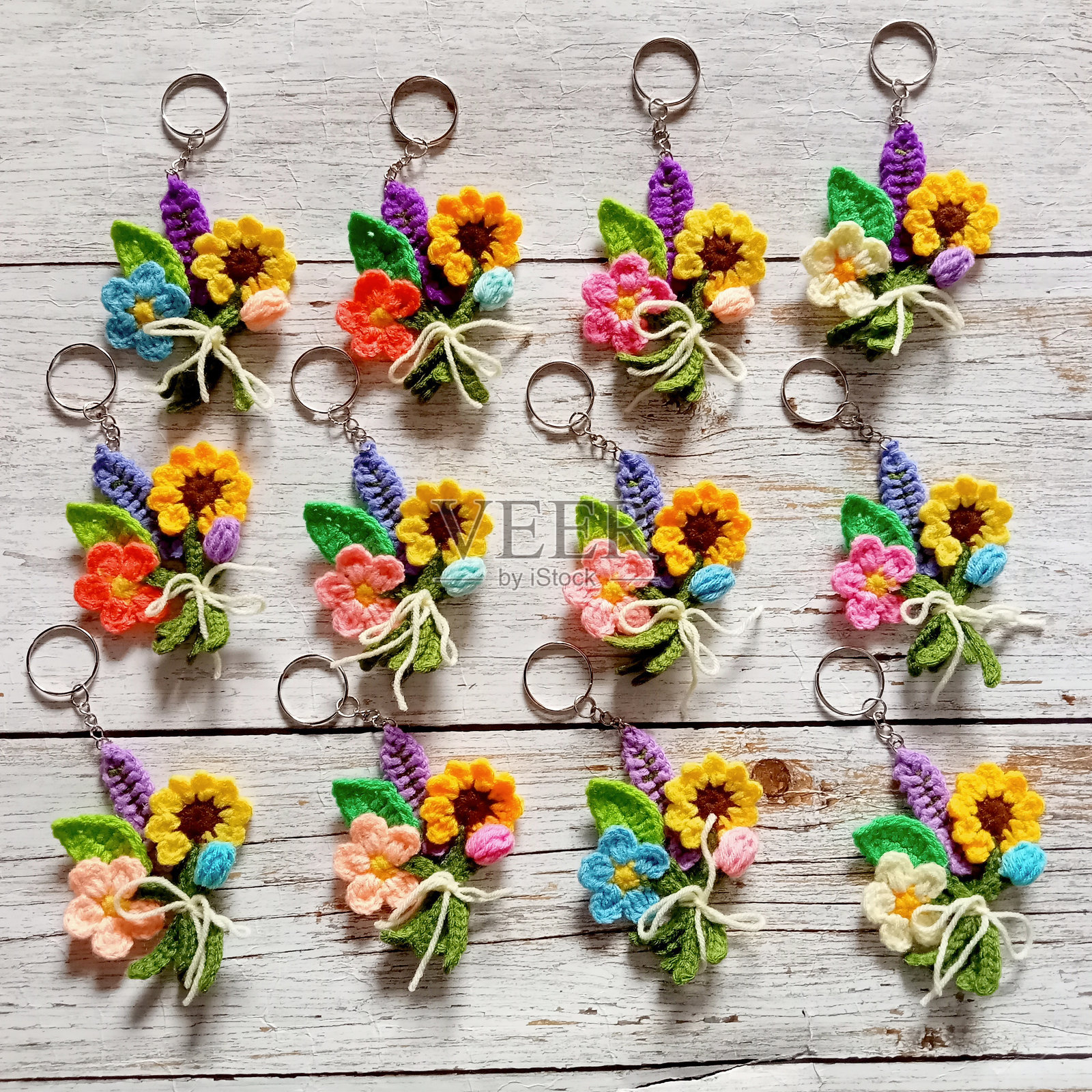 钩针花朵钥匙扣,向日葵,玫瑰,五彩缤纷的花朵背景,手工艺插图照片摄影图片