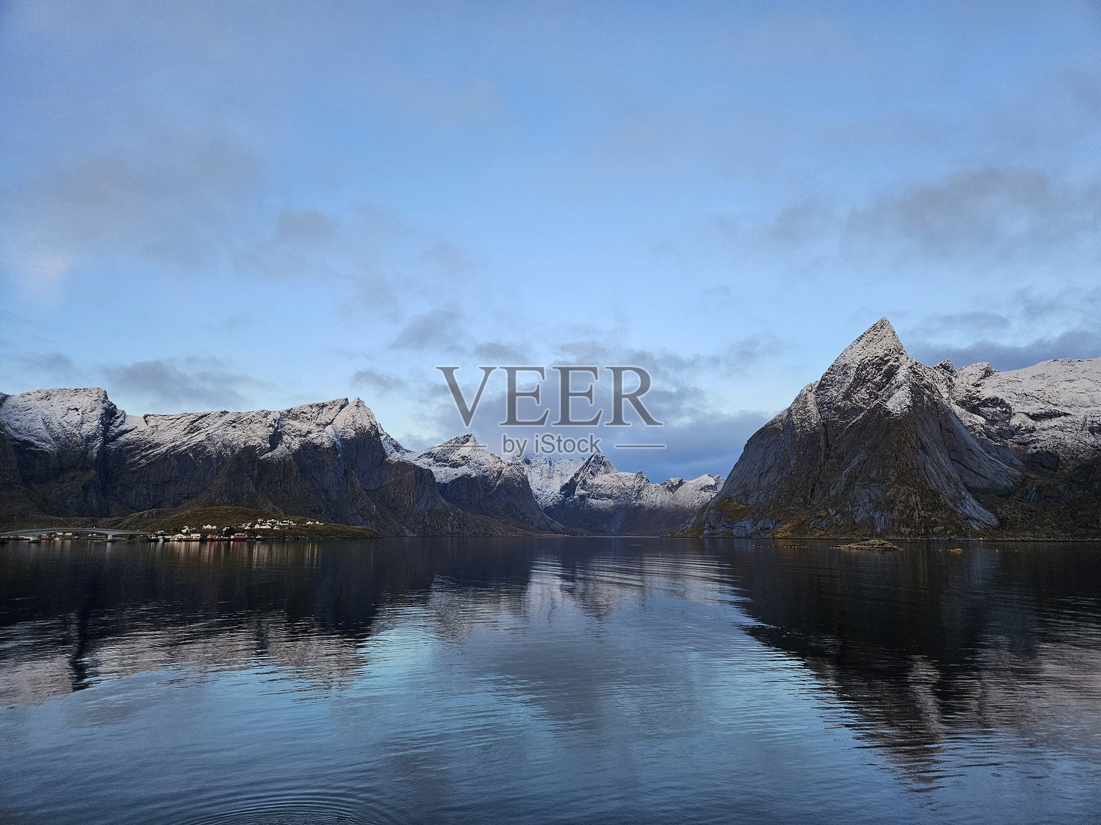 挪威洛弗敦的山脉和风景照片摄影图片