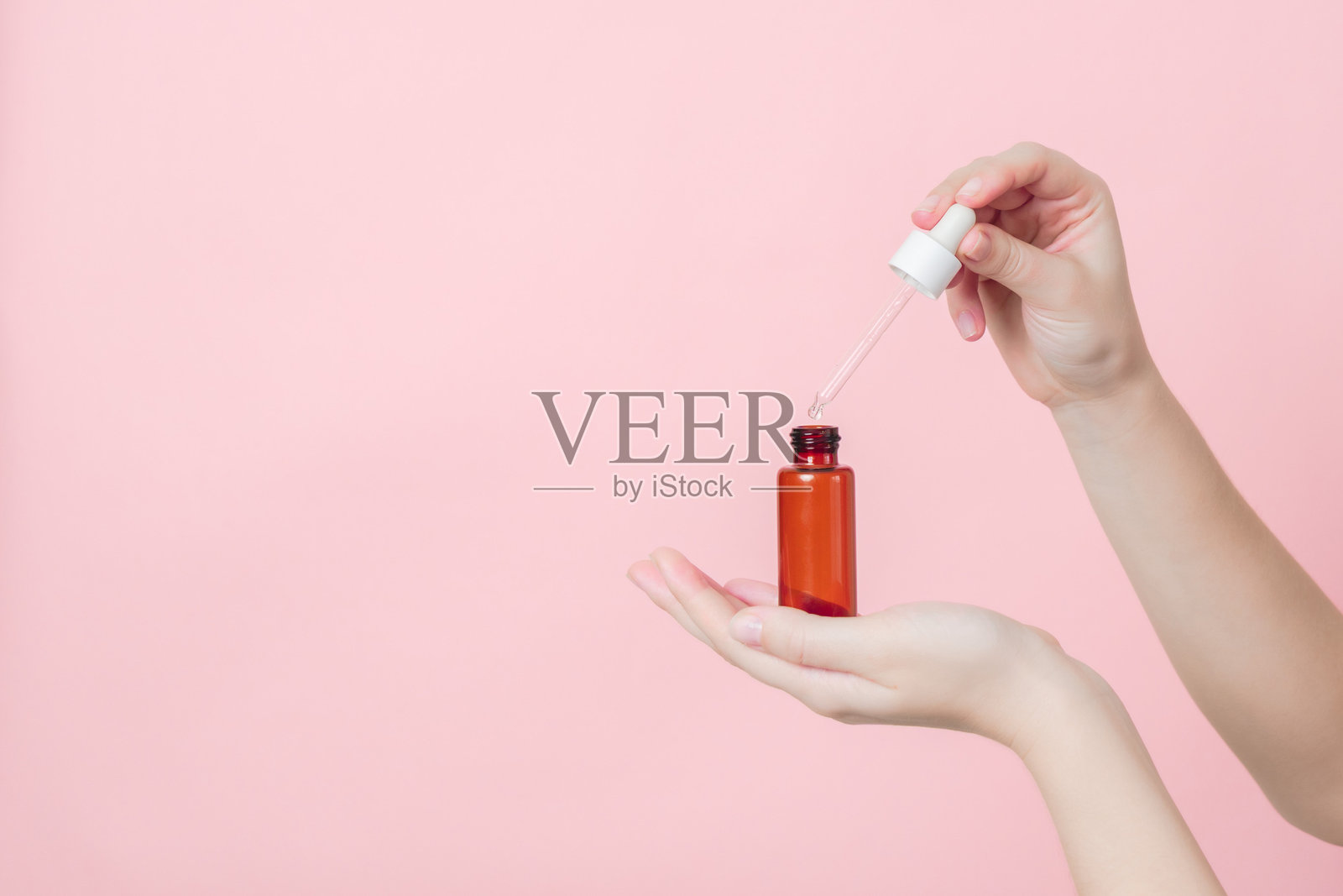 无品牌的玻璃精华管或带滴管的精油,背景柔和。美容概念。产品化妆品广告。照片摄影图片