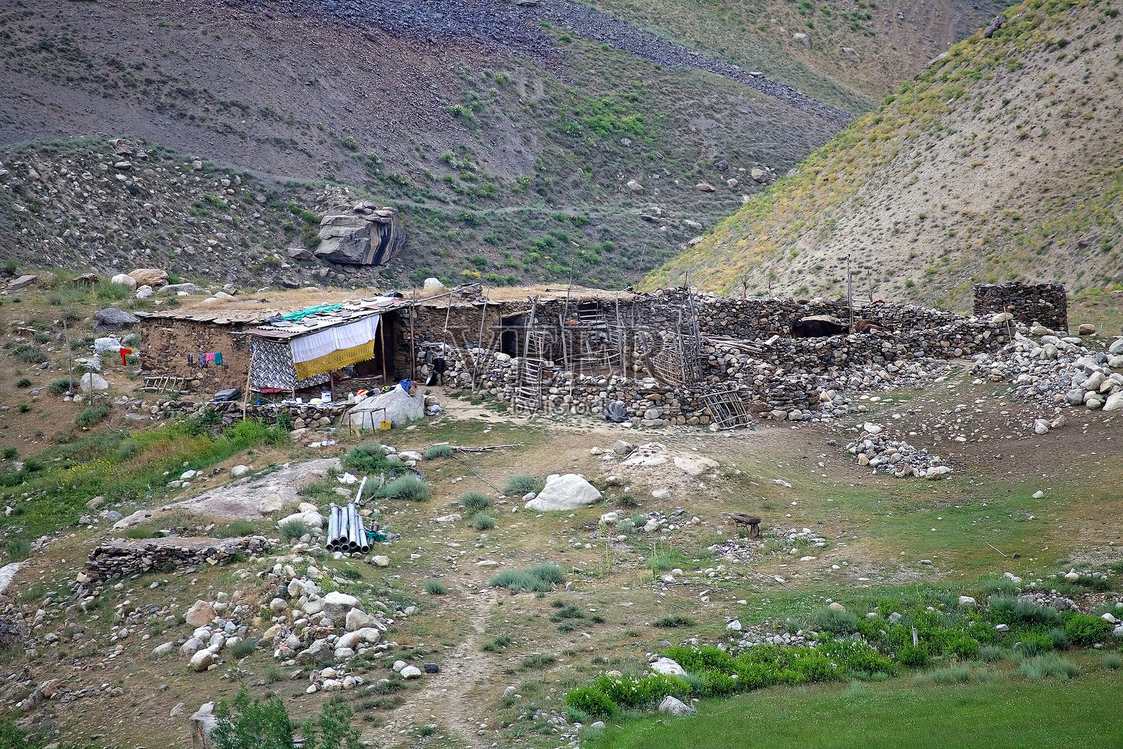 塔吉克斯坦戈尔诺-巴达赫尚地区巴尔唐谷的牧羊人小屋和羊圈照片摄影图片