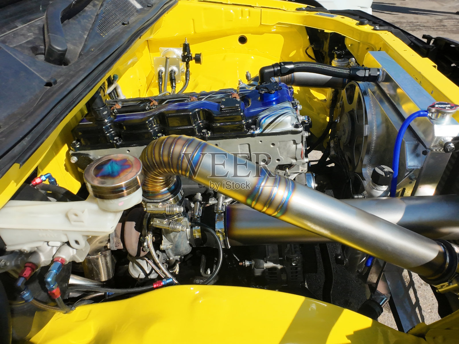 赛车中的不锈钢管道上的氩弧焊接缝照片摄影图片