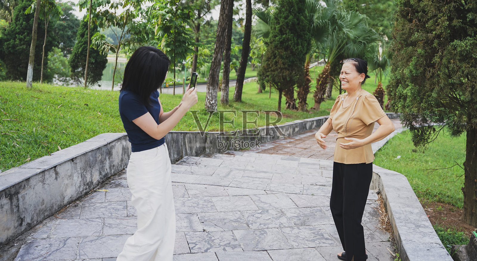 年轻的亚洲女性与她的母亲在公园里照片摄影图片