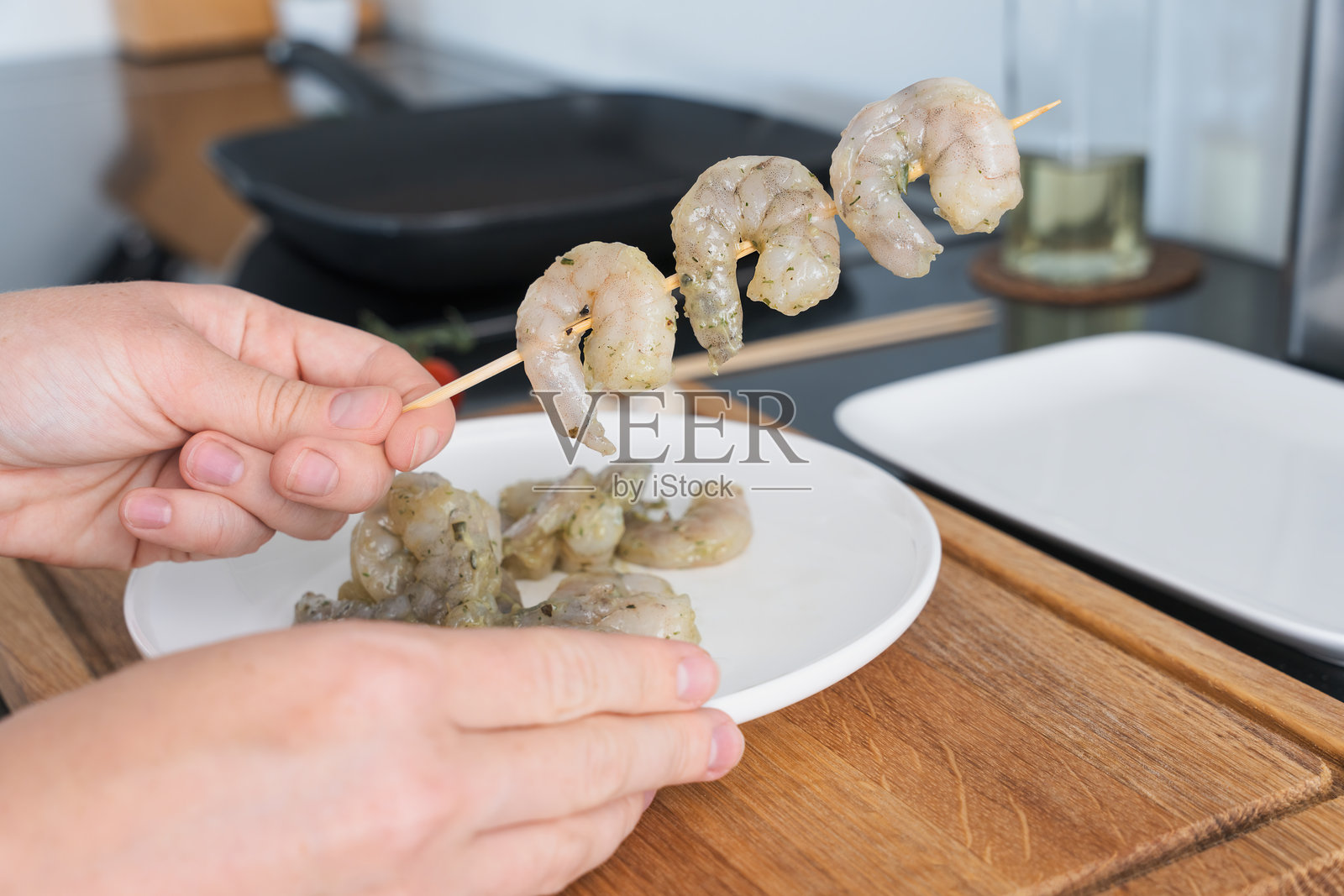 准备烤虾串照片摄影图片