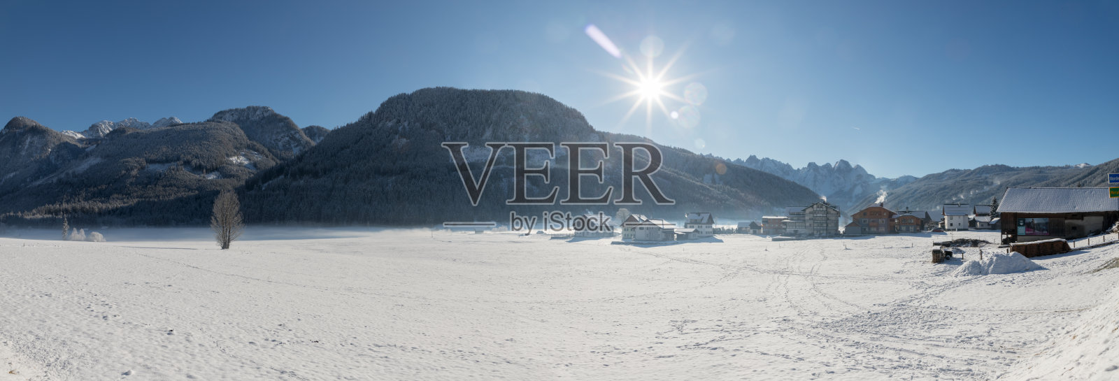 萨尔茨堡和哈尔施塔特的神奇冬季风光:白雪皑皑的山脉、冰冻的湖泊和古朴的村庄,尽显迷人的阿尔卑斯宁静照片摄影图片