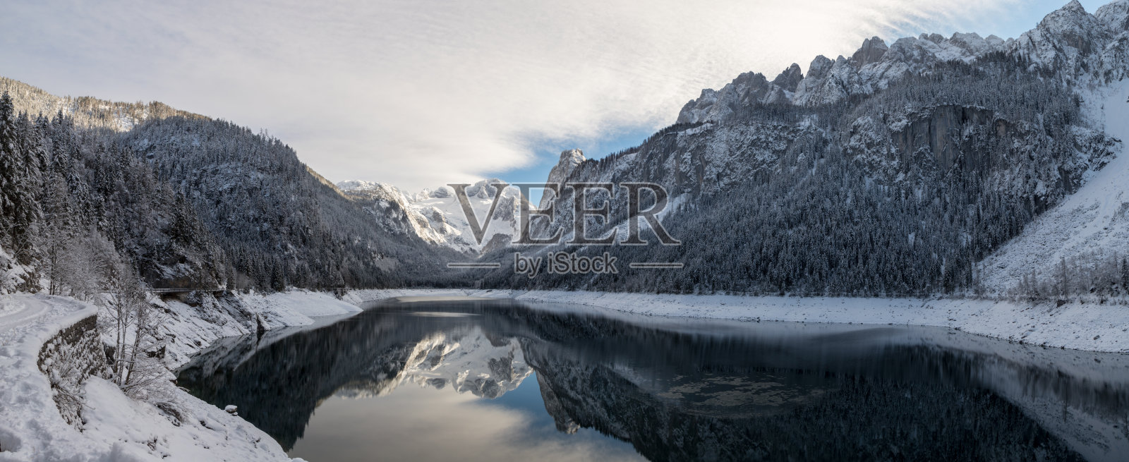 萨尔茨堡和哈尔施塔特的神奇冬季风光:白雪皑皑的山脉、冰冻的湖泊和古朴的村庄,尽显迷人的阿尔卑斯宁静照片摄影图片