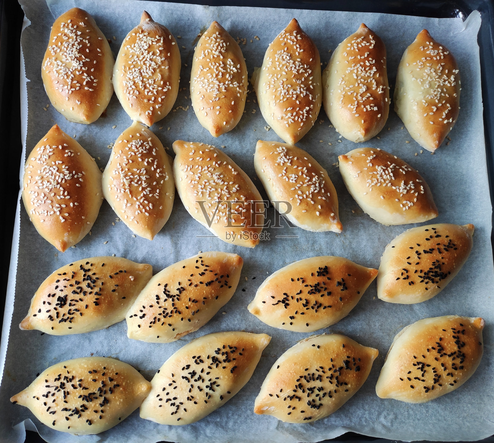 美味的传统东方烤饼,内馅丰富,撒上芝麻和黑孜然。照片摄影图片