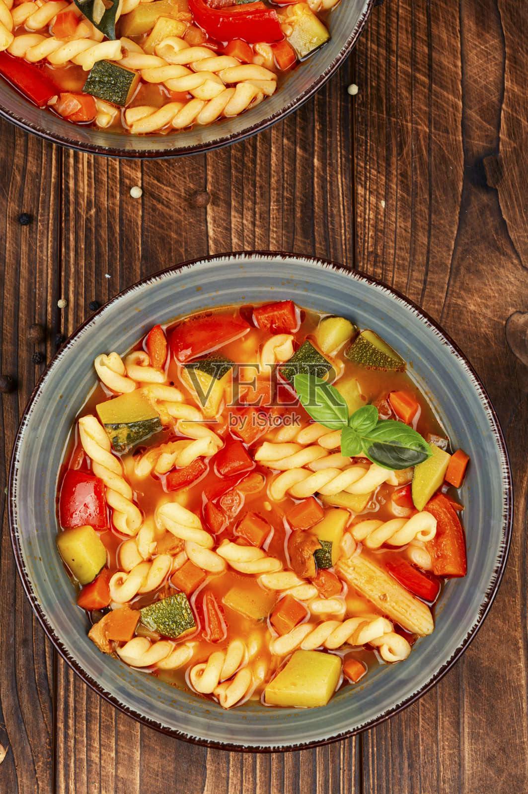 意大利杂菜汤放在木质背景上。照片摄影图片