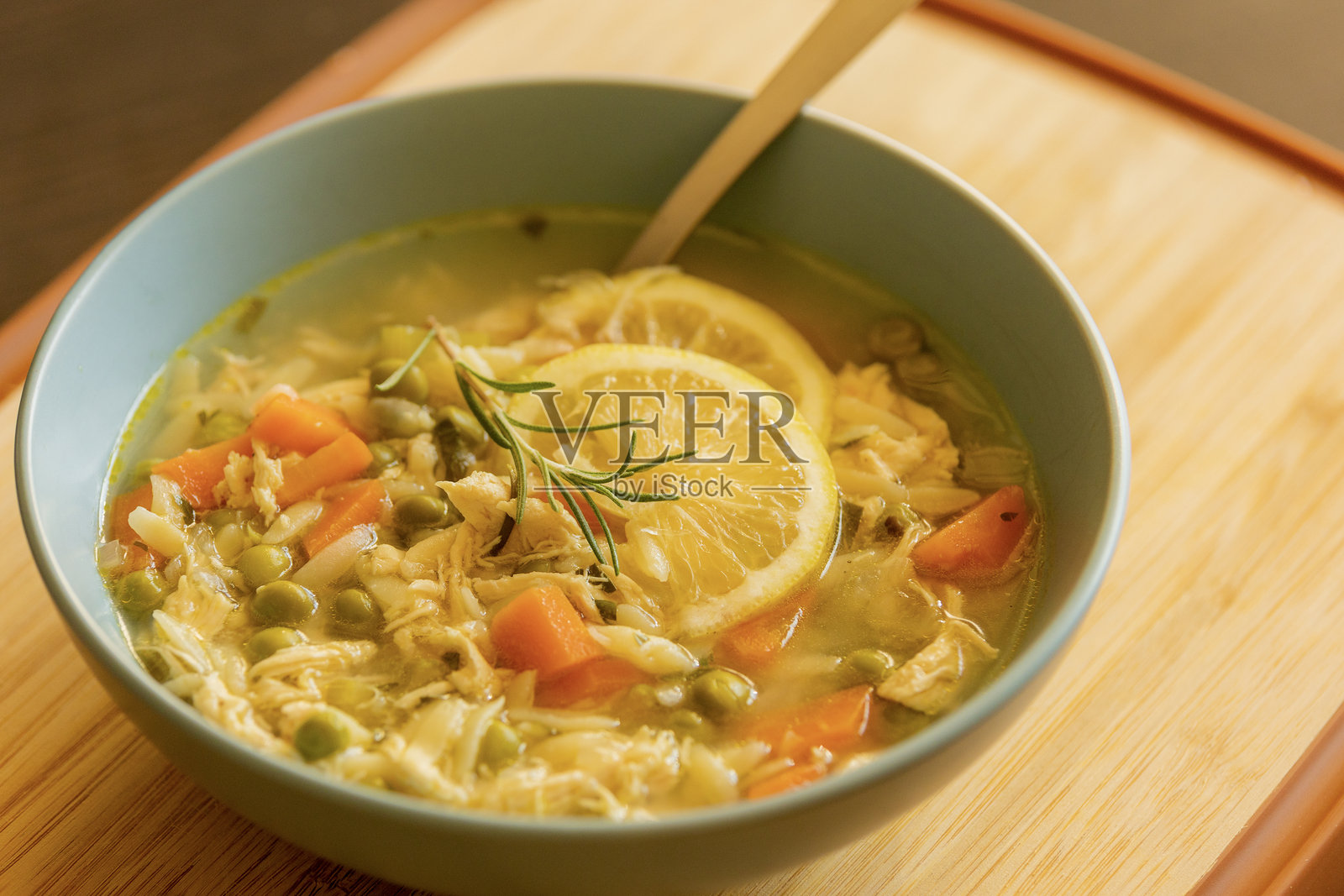 柠檬薏米鸡汤:舒适的家常菜照片摄影图片