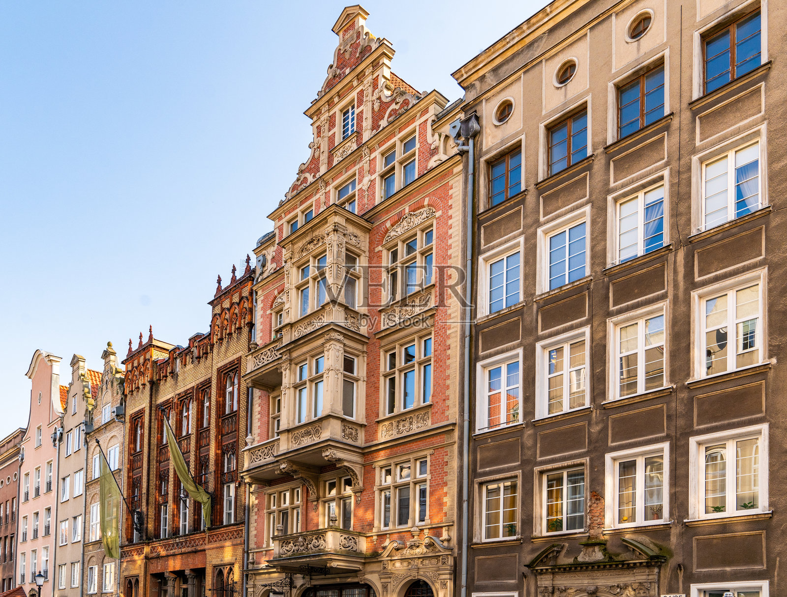 格但斯克老城装饰性山墙的华丽多层建筑。照片摄影图片