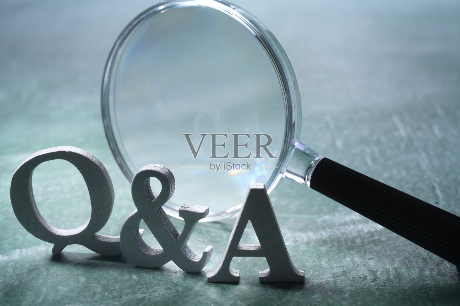 放大镜下的文字特写照片摄影图片