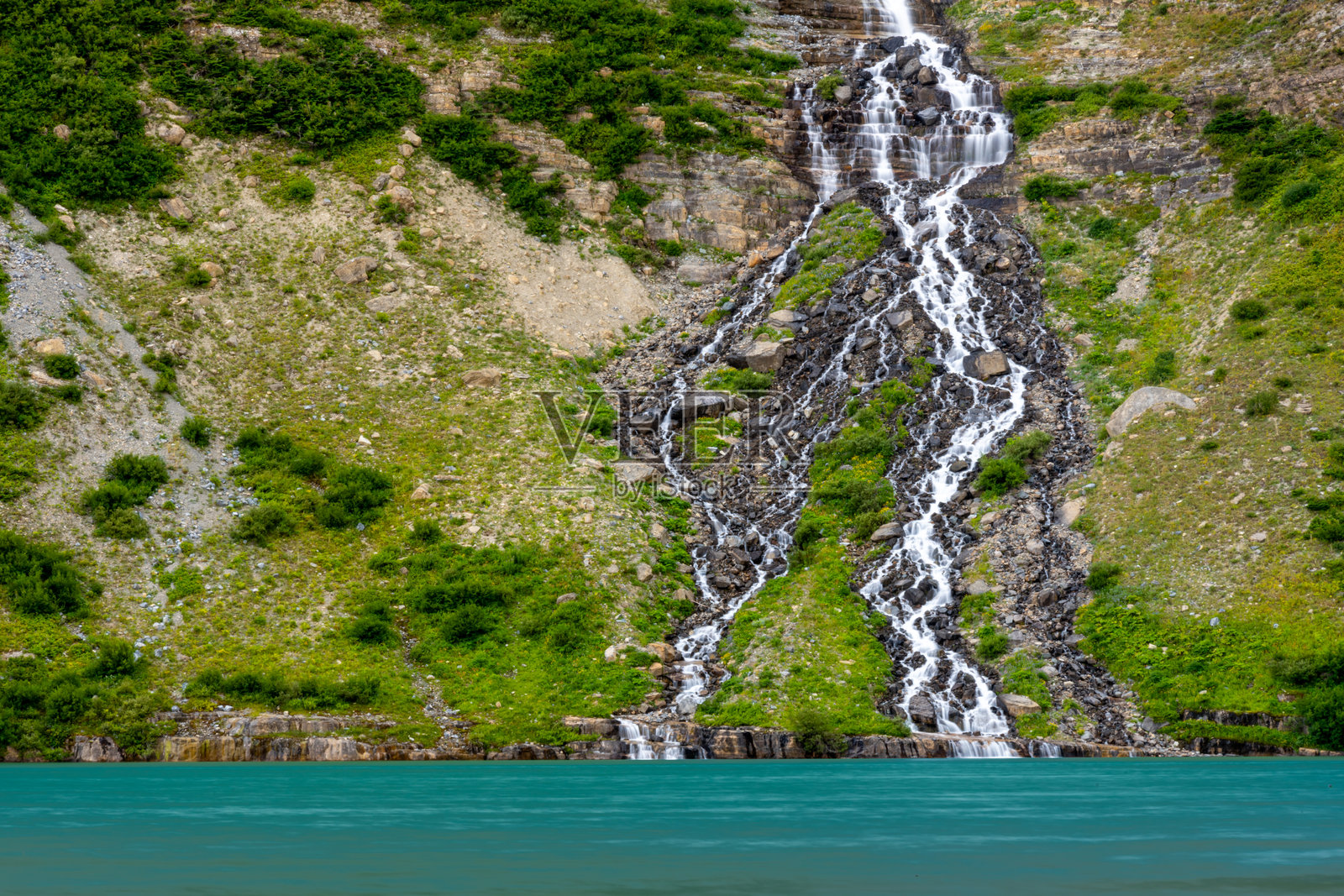冰川中的瀑布水滴落入弗朗西斯湖照片摄影图片