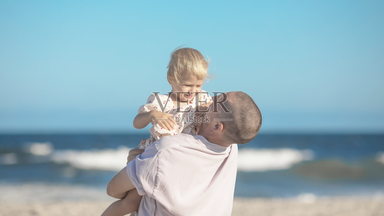 快乐的父亲与他的小女儿共度愉快时光照片摄影图片