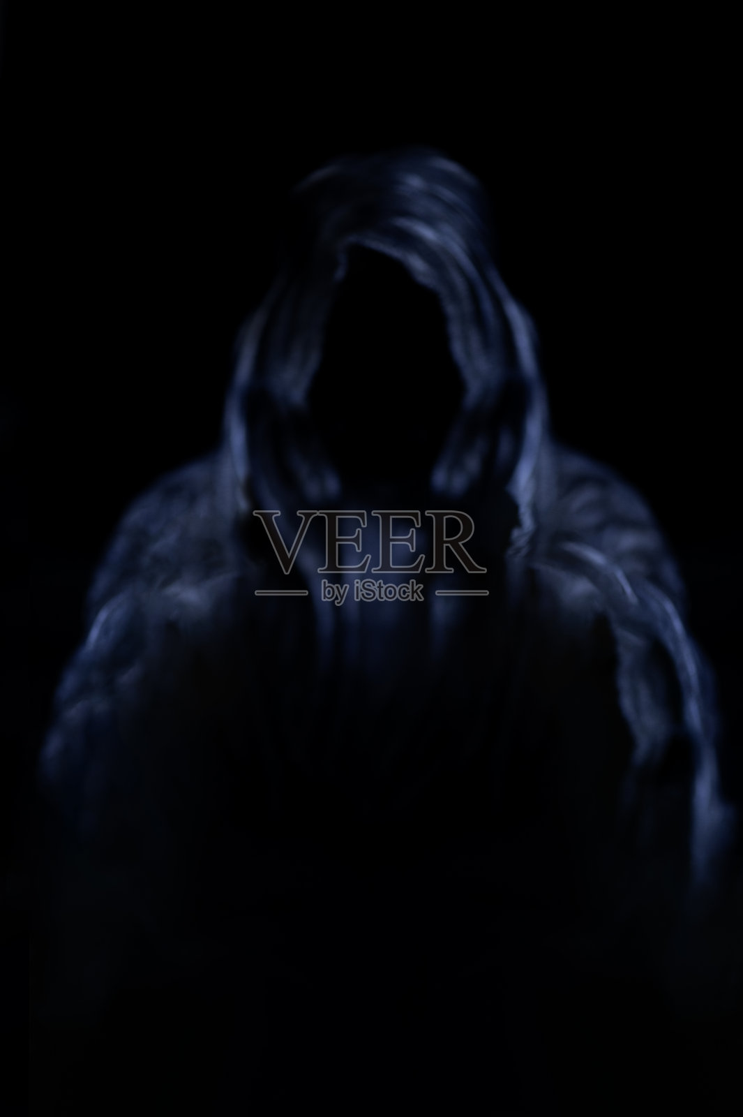 黑暗中披着斗篷的恐怖身影照片摄影图片