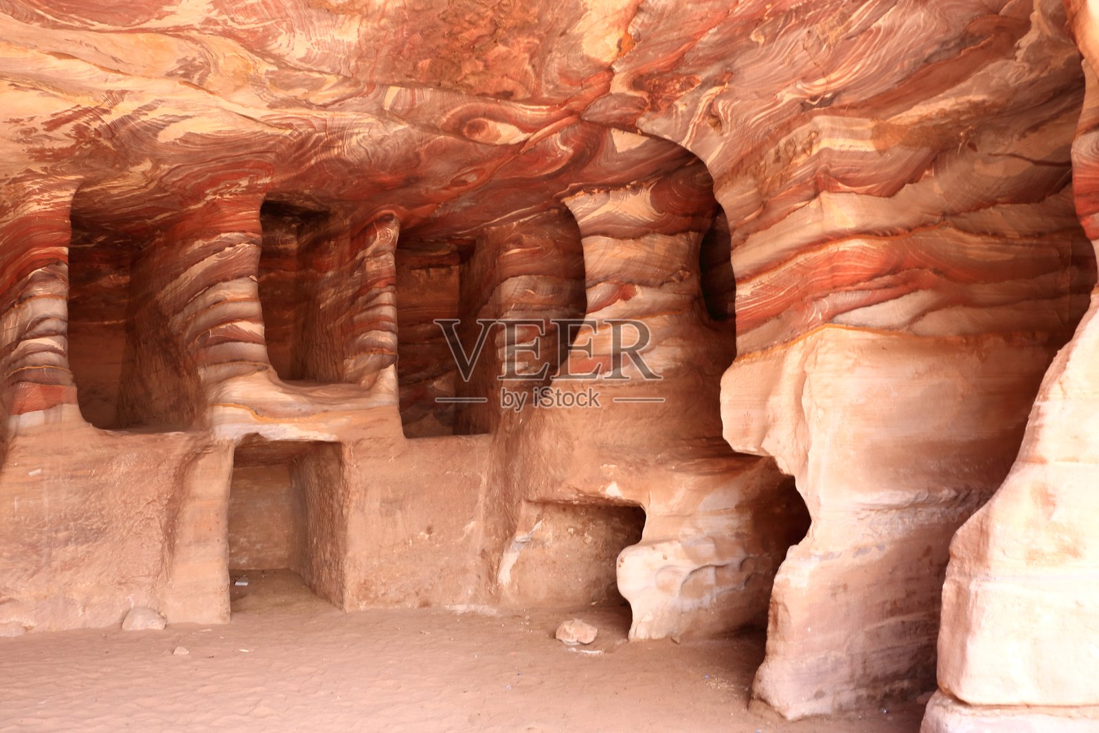 约旦佩特拉的岩石雕刻古墓照片摄影图片