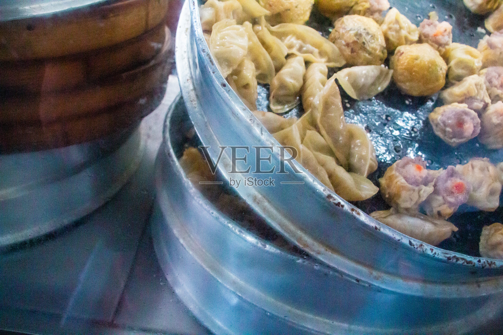 餐厅里大蒸锅中的蒸饺,准备上桌。照片摄影图片