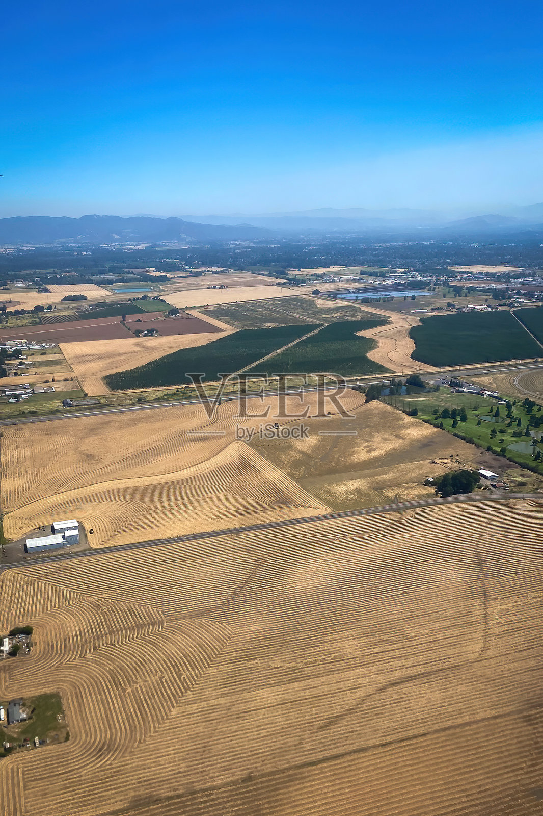 美国俄勒冈州的农业田野呈对称图案照片摄影图片