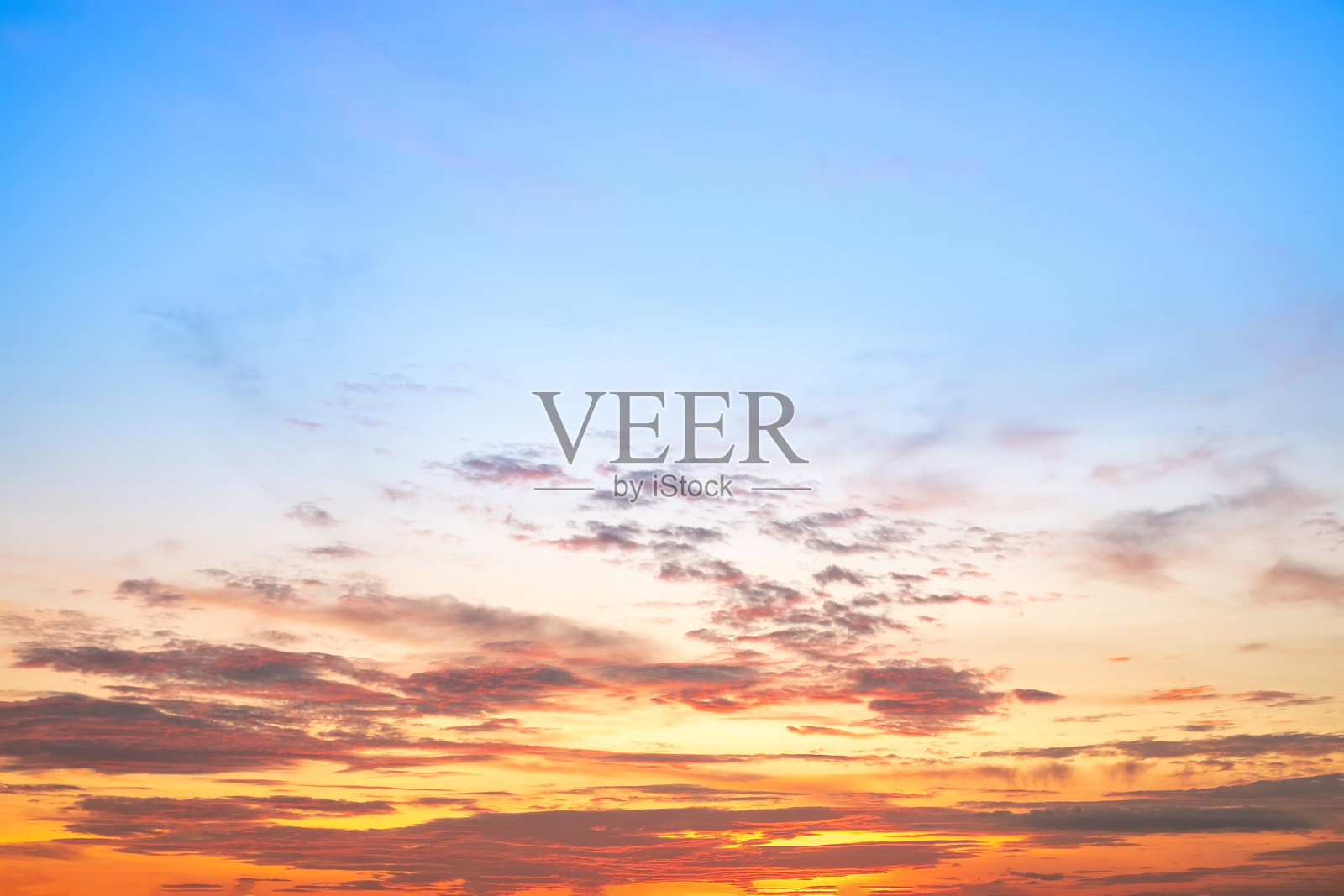 美丽奢华的柔和渐变橙金色云彩和阳光映照在蓝天上,完美适合作为背景,拍摄于黄昏时分,暮光,超大尺寸,高分辨率风景照片照片摄影图片