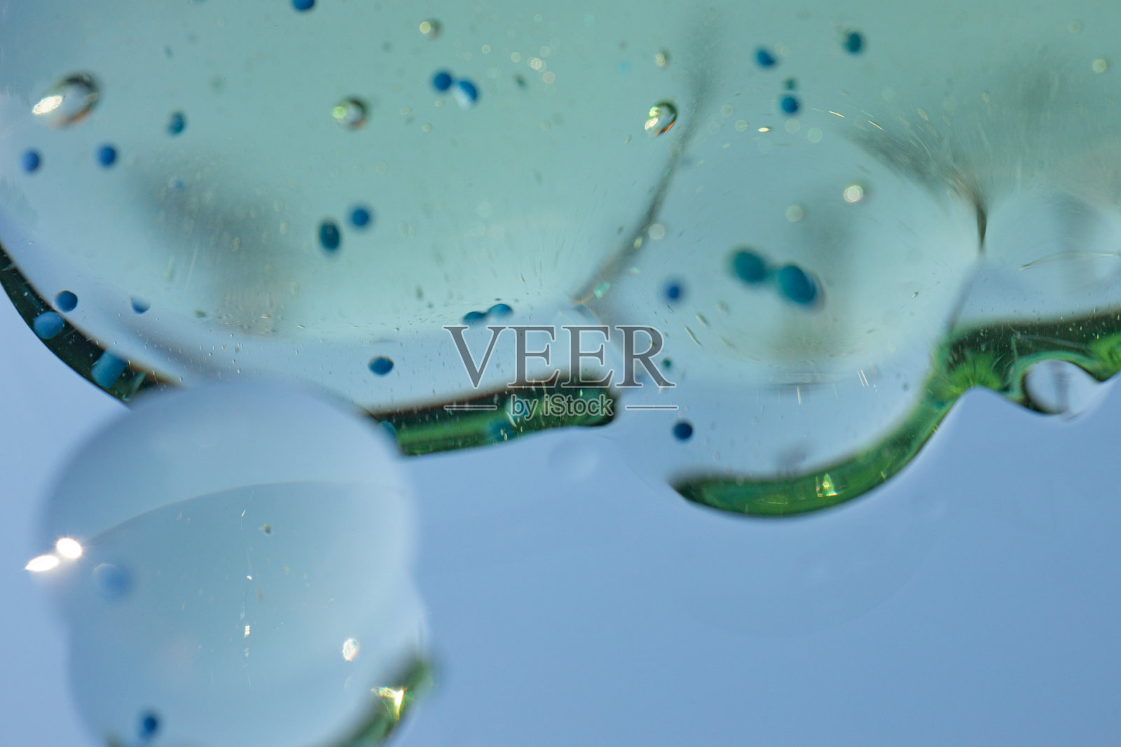 蓝天白云背景下的油滴特写,化妆品美容产品质地,洗发水,肥皂照片摄影图片