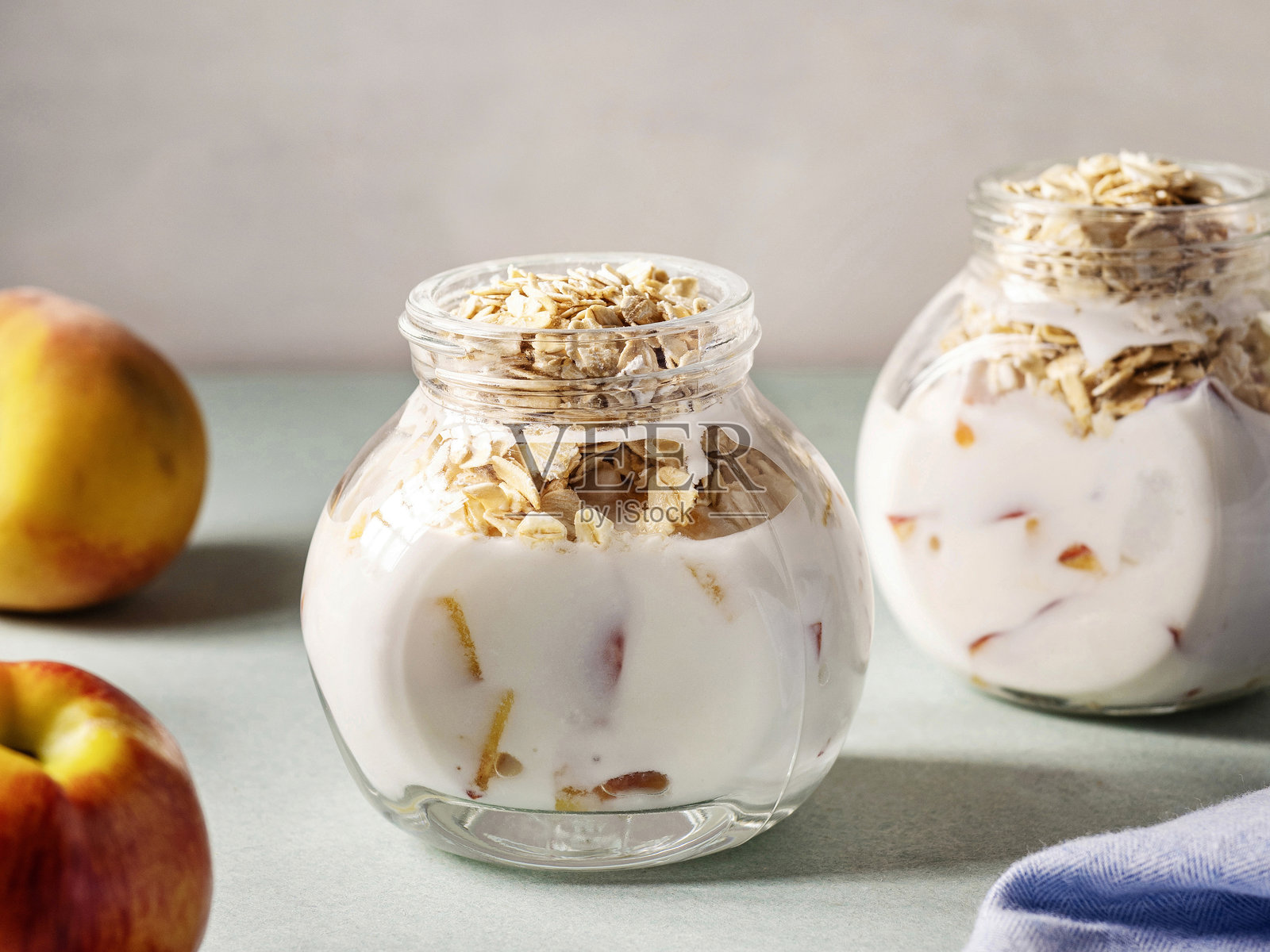 果仁麦片和酸奶搭配新鲜水果,装在罐子里。自制果仁麦片与酸奶和新鲜水果。照片摄影图片