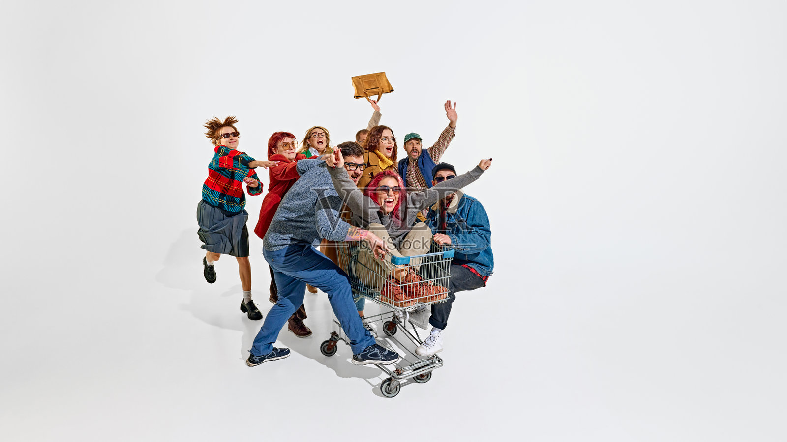 一群情绪激动的人,男女在争抢最佳购物优惠,推着购物车。购物活动的紧张气氛。照片摄影图片