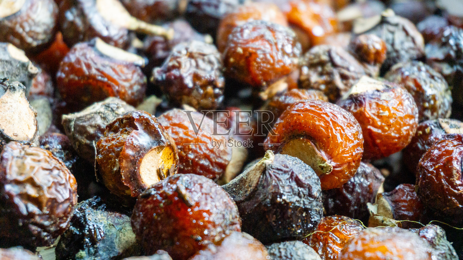 皂荚(Sapindus mukorossi,rerek,lamuran,Lerak)。这种水果被制成洗涤剂、各种厨房用具的清洁剂和肥皂。照片摄影图片