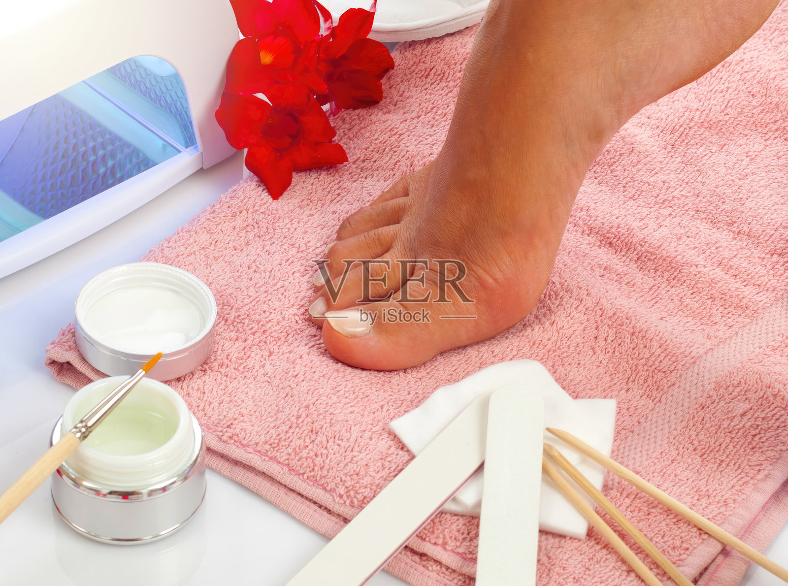 女人把脚放在毛巾上,准备进行足部护理照片摄影图片