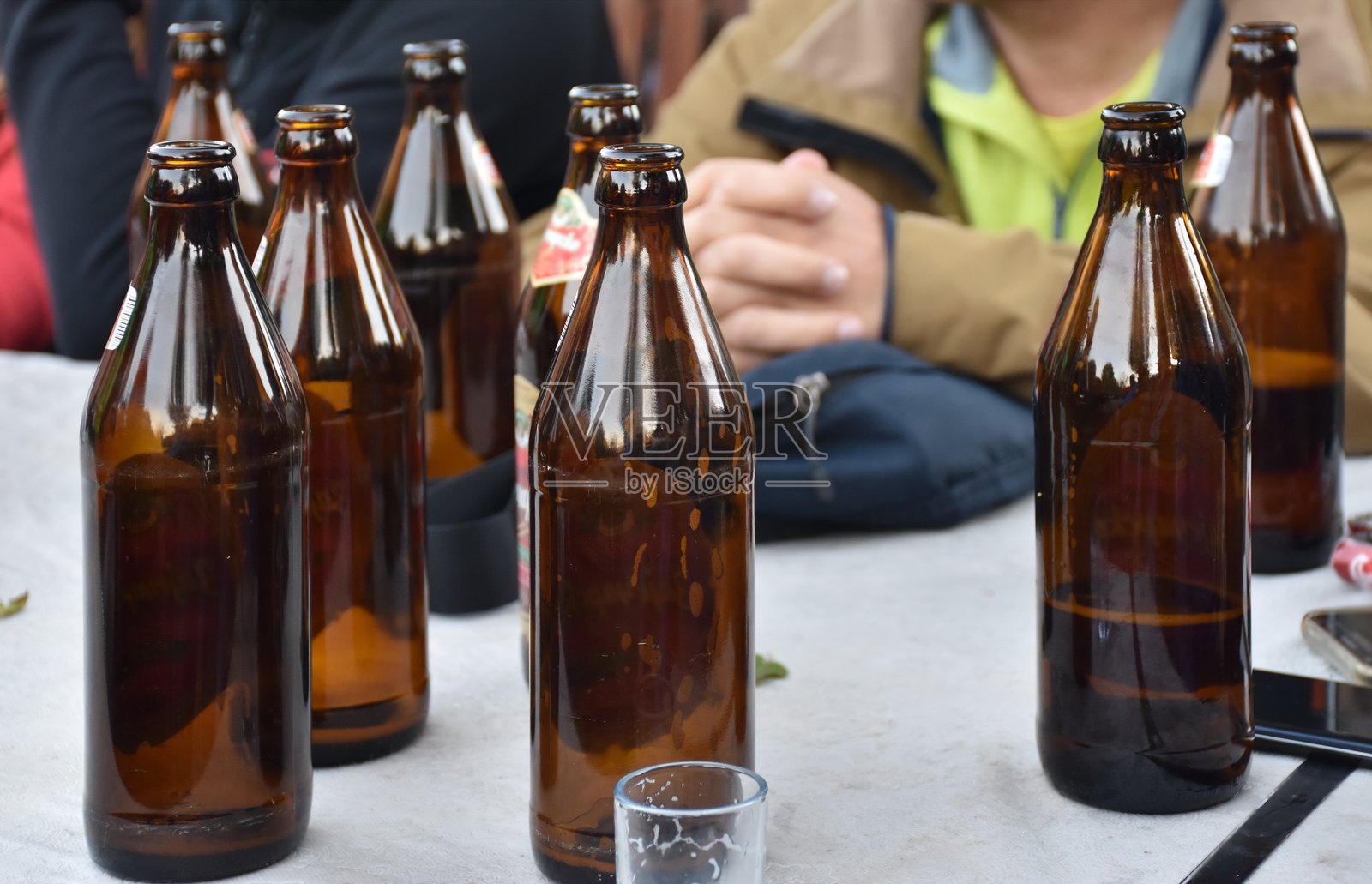 桌子上的啤酒瓶特写照片摄影图片