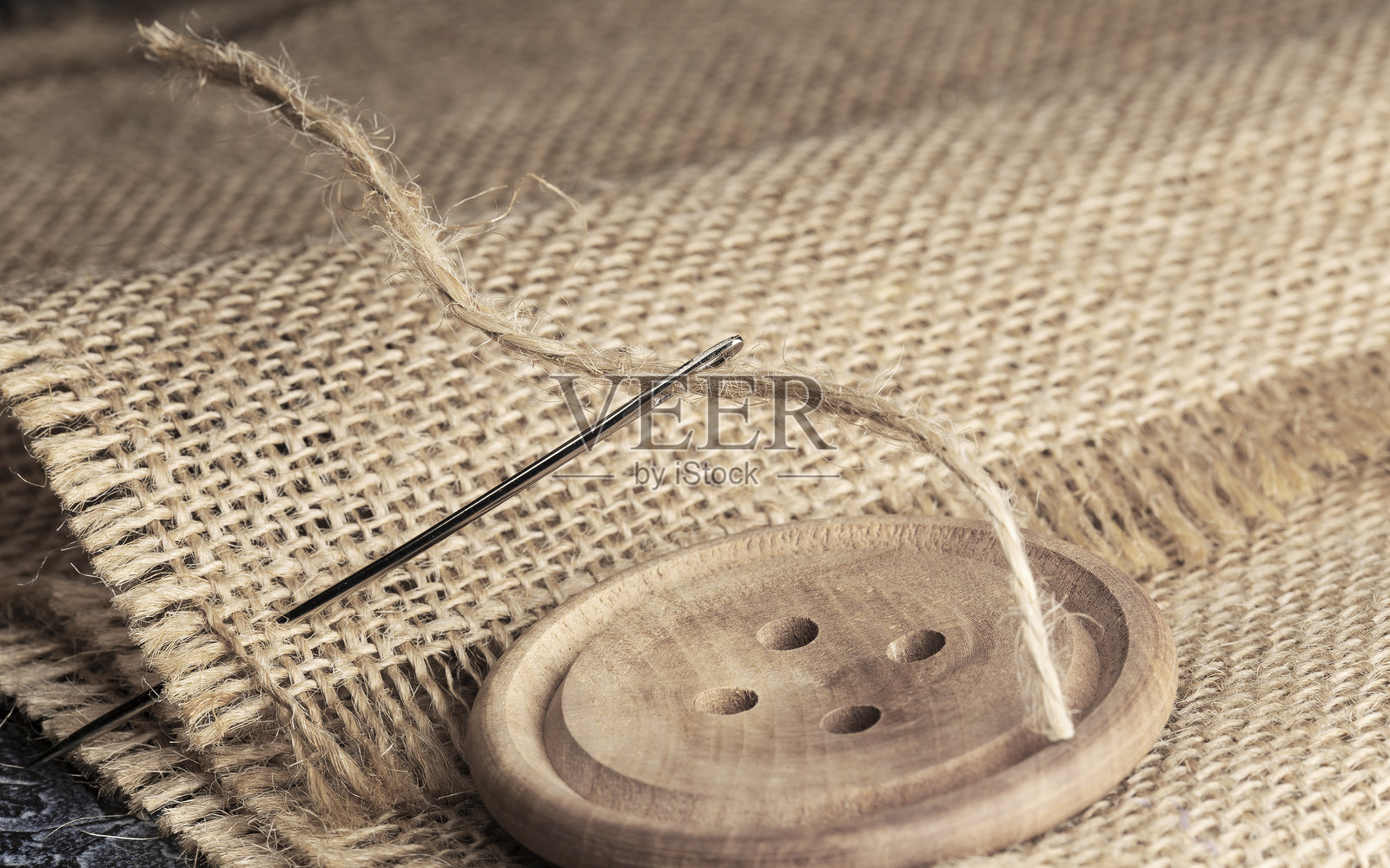 复古粗麻布木制纽扣和缝纫针特写照片摄影图片