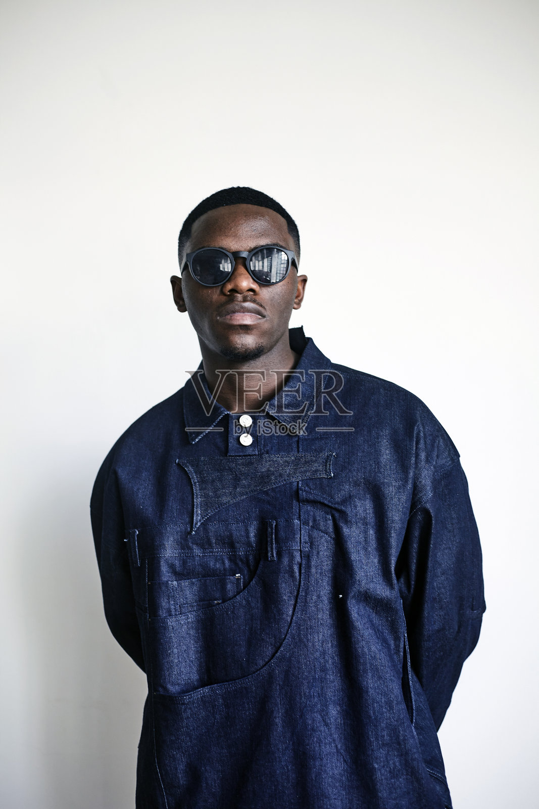 时尚模特在摄影棚中摆姿势照片摄影图片