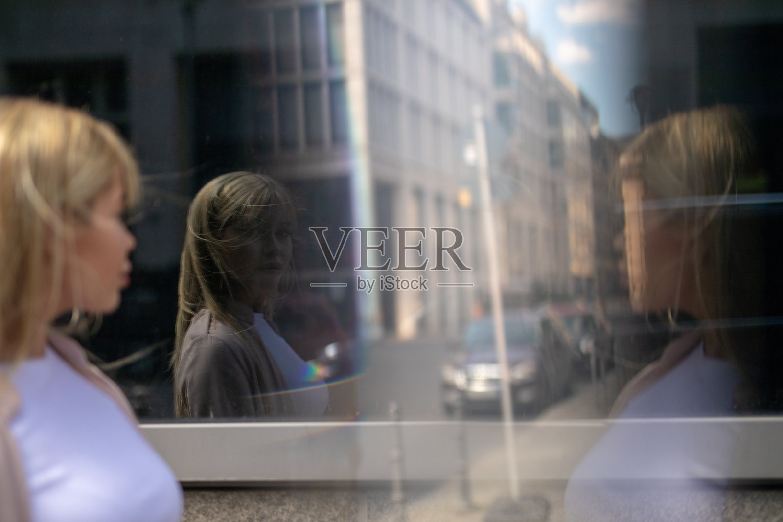 双重曝光的美丽年轻女性站在建筑前照片摄影图片