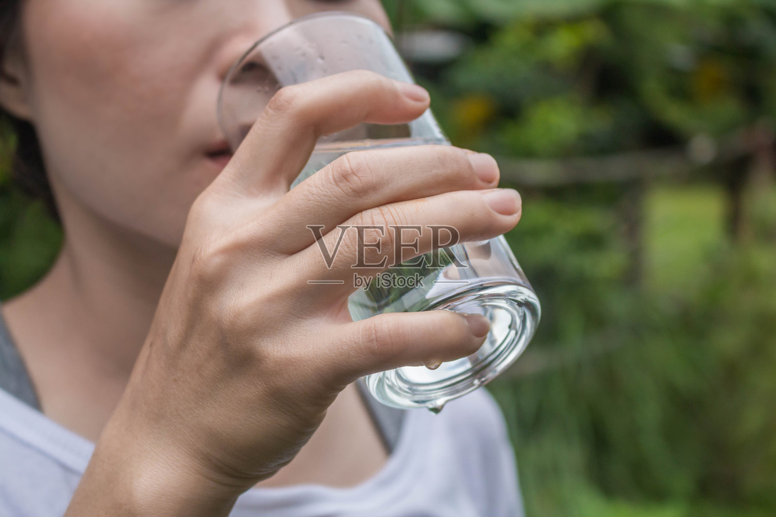女性饮水的中段特写照片摄影图片